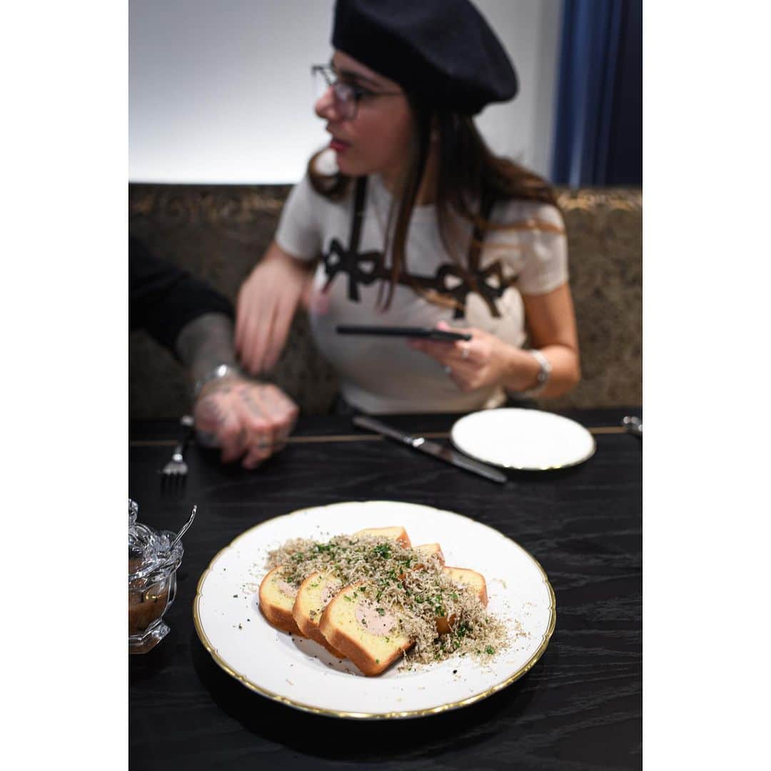 ミア・ハリファさんのインスタグラム写真 - (ミア・ハリファInstagram)「In the wise words of @bonjwing, “THE CAMERA EATS FIRST!” Insane chicken liver pâté in brioche from @pasjoli.sm. California’s Foie Gras ban consolation prize. 📸: @ulteriorepicure」9月23日 6時29分 - miakhalifa