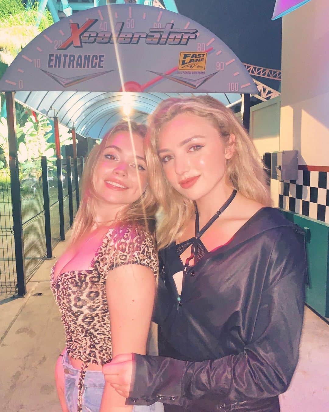 ペイトン・リストのインスタグラム：「best night💫🌟🖤 @knottsscaryfarm #scaryfarm」