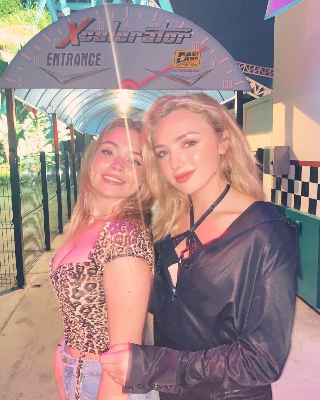 ペイトン・リストさんのインスタグラム写真 - (ペイトン・リストInstagram)「best night💫🌟🖤 @knottsscaryfarm #scaryfarm」9月23日 6時39分 - peytonlist