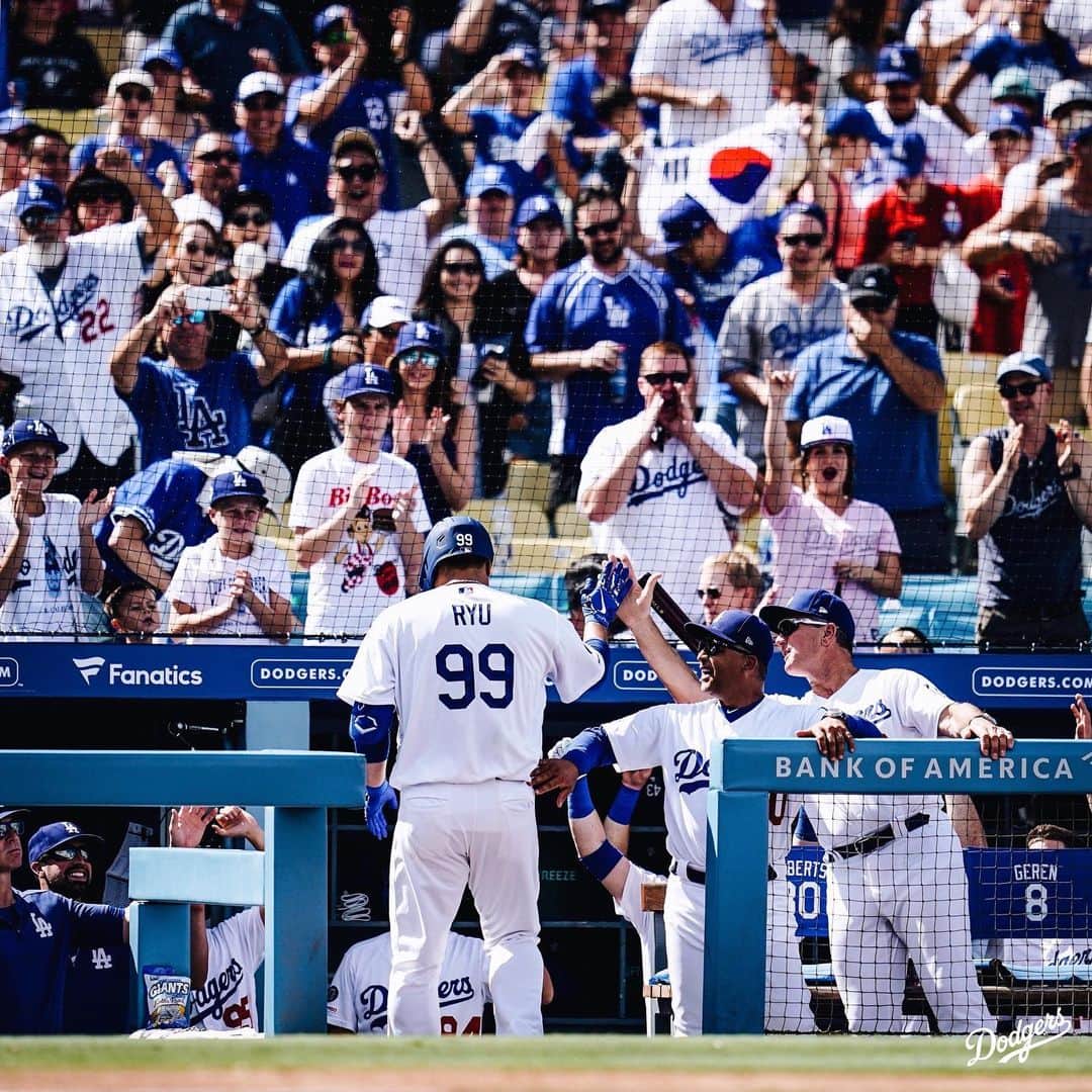Los Angeles Dodgersさんのインスタグラム写真 - (Los Angeles DodgersInstagram)「RYU CAN’T MAKE THIS UP.  That’s a first career homer for @hyunjinryu325 in the last regular season game at home!」9月23日 6時50分 - dodgers