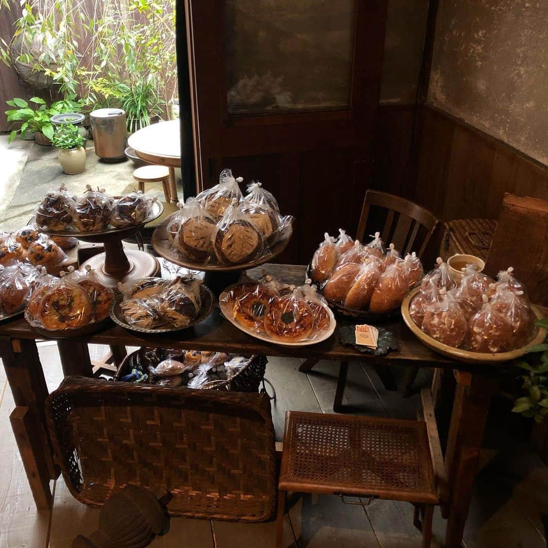 CHIPPRUSONさんのインスタグラム写真 - (CHIPPRUSONInstagram)「昨日のCAFE STURDUSTさんでのパン販売にお越しいただいた皆さま、出会えた皆さま、お買い上げくださった皆さま、どうもありがとうございました。 ・ ・ 2日寝ていなくてフラフラでたどり着きましたが、こんなに気持ちよく過ごせた場所は初めてで… ・ ・ かなさんが纏う空気感、そこから生まれてきた独特の世界観にふれ、時折交わす会話も全て、心地よく不思議で素晴らしい体験をさせていただきました。 ・ ・ 行く前は、、、私あんなオシャレな場所に行ったら緊張してお腹痛くならないかなぁ、、、😅と思っていたのに…笑 ずっと夢の中にいるみたいな気持ちで過ごしました✨✨ ・ ・ かなさんのお人柄や美しい生き様に出合いに、全国からスターダストさんを訪ねて来られる理由がよく分かったかも… ・ ・ 窓際に用意してもらった古い肘掛け付きの椅子に座って、お庭やカフェの風景を眺めつつ、半分眠りそうになりながらも、空間に流れる音楽を聴くことに夢中でした🎵普段あまり聴かない類のアンビエントミュージック、よくよく耳を澄ませば、ギター、クリスタルボウル、木琴やムビラ（？）的な美しい音色がとてもゆっくりとしたリズムで流れていて、スターダストさんの空間に素晴らしい彩を添えていたように思います。 ・ ・ 今どきオシャレでセンス良い場所はたくさんありますが、音の細部まで抜かりなく美しいシチュエーションを創り出せる方は少ないでしょうね。 ・ ・ 私、休日は大体一人で朝から夕方まで、世界中の随分とマニアックな演奏者の楽器の音をひたすら細かく何度も繰り返し聴き取るのが唯一の楽しみなのですが…（基本的にオタクだもん笑）そんな私も唸るかなさんのセンス全てに脱帽いたしました💓 ・ ・ これは書いておかなきゃ、ぐらい感動した体験だったので、朝から濃ゆくて的外れな感想ですみません。。笑 ・ ・ かなさん、心地よい時間をどうもありがとうございました。本当に楽しかったです！！ ・ ・ @stardust_kana」9月23日 6時54分 - chiestylee