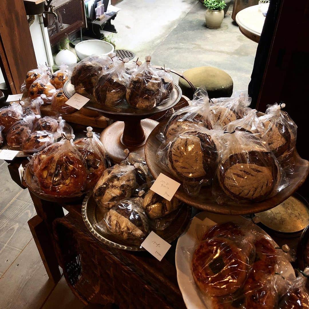 CHIPPRUSONさんのインスタグラム写真 - (CHIPPRUSONInstagram)「昨日のCAFE STURDUSTさんでのパン販売にお越しいただいた皆さま、出会えた皆さま、お買い上げくださった皆さま、どうもありがとうございました。 ・ ・ 2日寝ていなくてフラフラでたどり着きましたが、こんなに気持ちよく過ごせた場所は初めてで… ・ ・ かなさんが纏う空気感、そこから生まれてきた独特の世界観にふれ、時折交わす会話も全て、心地よく不思議で素晴らしい体験をさせていただきました。 ・ ・ 行く前は、、、私あんなオシャレな場所に行ったら緊張してお腹痛くならないかなぁ、、、😅と思っていたのに…笑 ずっと夢の中にいるみたいな気持ちで過ごしました✨✨ ・ ・ かなさんのお人柄や美しい生き様に出合いに、全国からスターダストさんを訪ねて来られる理由がよく分かったかも… ・ ・ 窓際に用意してもらった古い肘掛け付きの椅子に座って、お庭やカフェの風景を眺めつつ、半分眠りそうになりながらも、空間に流れる音楽を聴くことに夢中でした🎵普段あまり聴かない類のアンビエントミュージック、よくよく耳を澄ませば、ギター、クリスタルボウル、木琴やムビラ（？）的な美しい音色がとてもゆっくりとしたリズムで流れていて、スターダストさんの空間に素晴らしい彩を添えていたように思います。 ・ ・ 今どきオシャレでセンス良い場所はたくさんありますが、音の細部まで抜かりなく美しいシチュエーションを創り出せる方は少ないでしょうね。 ・ ・ 私、休日は大体一人で朝から夕方まで、世界中の随分とマニアックな演奏者の楽器の音をひたすら細かく何度も繰り返し聴き取るのが唯一の楽しみなのですが…（基本的にオタクだもん笑）そんな私も唸るかなさんのセンス全てに脱帽いたしました💓 ・ ・ これは書いておかなきゃ、ぐらい感動した体験だったので、朝から濃ゆくて的外れな感想ですみません。。笑 ・ ・ かなさん、心地よい時間をどうもありがとうございました。本当に楽しかったです！！ ・ ・ @stardust_kana」9月23日 6時54分 - chiestylee