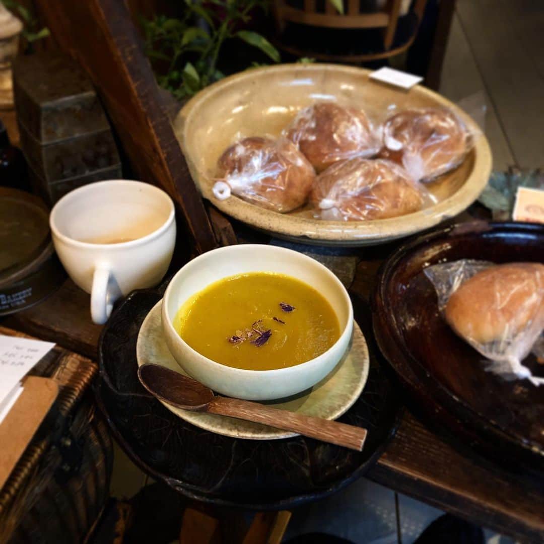CHIPPRUSONのインスタグラム：「昨日のCAFE STURDUSTさんでのパン販売にお越しいただいた皆さま、出会えた皆さま、お買い上げくださった皆さま、どうもありがとうございました。 ・ ・ 2日寝ていなくてフラフラでたどり着きましたが、こんなに気持ちよく過ごせた場所は初めてで… ・ ・ かなさんが纏う空気感、そこから生まれてきた独特の世界観にふれ、時折交わす会話も全て、心地よく不思議で素晴らしい体験をさせていただきました。 ・ ・ 行く前は、、、私あんなオシャレな場所に行ったら緊張してお腹痛くならないかなぁ、、、😅と思っていたのに…笑 ずっと夢の中にいるみたいな気持ちで過ごしました✨✨ ・ ・ かなさんのお人柄や美しい生き様に出合いに、全国からスターダストさんを訪ねて来られる理由がよく分かったかも… ・ ・ 窓際に用意してもらった古い肘掛け付きの椅子に座って、お庭やカフェの風景を眺めつつ、半分眠りそうになりながらも、空間に流れる音楽を聴くことに夢中でした🎵普段あまり聴かない類のアンビエントミュージック、よくよく耳を澄ませば、ギター、クリスタルボウル、木琴やムビラ（？）的な美しい音色がとてもゆっくりとしたリズムで流れていて、スターダストさんの空間に素晴らしい彩を添えていたように思います。 ・ ・ 今どきオシャレでセンス良い場所はたくさんありますが、音の細部まで抜かりなく美しいシチュエーションを創り出せる方は少ないでしょうね。 ・ ・ 私、休日は大体一人で朝から夕方まで、世界中の随分とマニアックな演奏者の楽器の音をひたすら細かく何度も繰り返し聴き取るのが唯一の楽しみなのですが…（基本的にオタクだもん笑）そんな私も唸るかなさんのセンス全てに脱帽いたしました💓 ・ ・ これは書いておかなきゃ、ぐらい感動した体験だったので、朝から濃ゆくて的外れな感想ですみません。。笑 ・ ・ かなさん、心地よい時間をどうもありがとうございました。本当に楽しかったです！！ ・ ・ @stardust_kana」