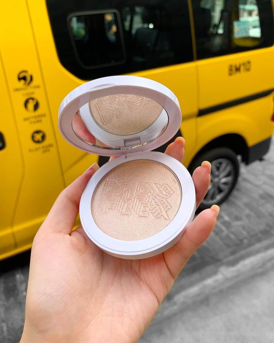 Milk Makeupさんのインスタグラム写真 - (Milk MakeupInstagram)「The beginners guide to navigating NYC: use #FlexHighlighter to hail down a cab. It works 100% of the time, trust us 😬」9月23日 7時03分 - milkmakeup