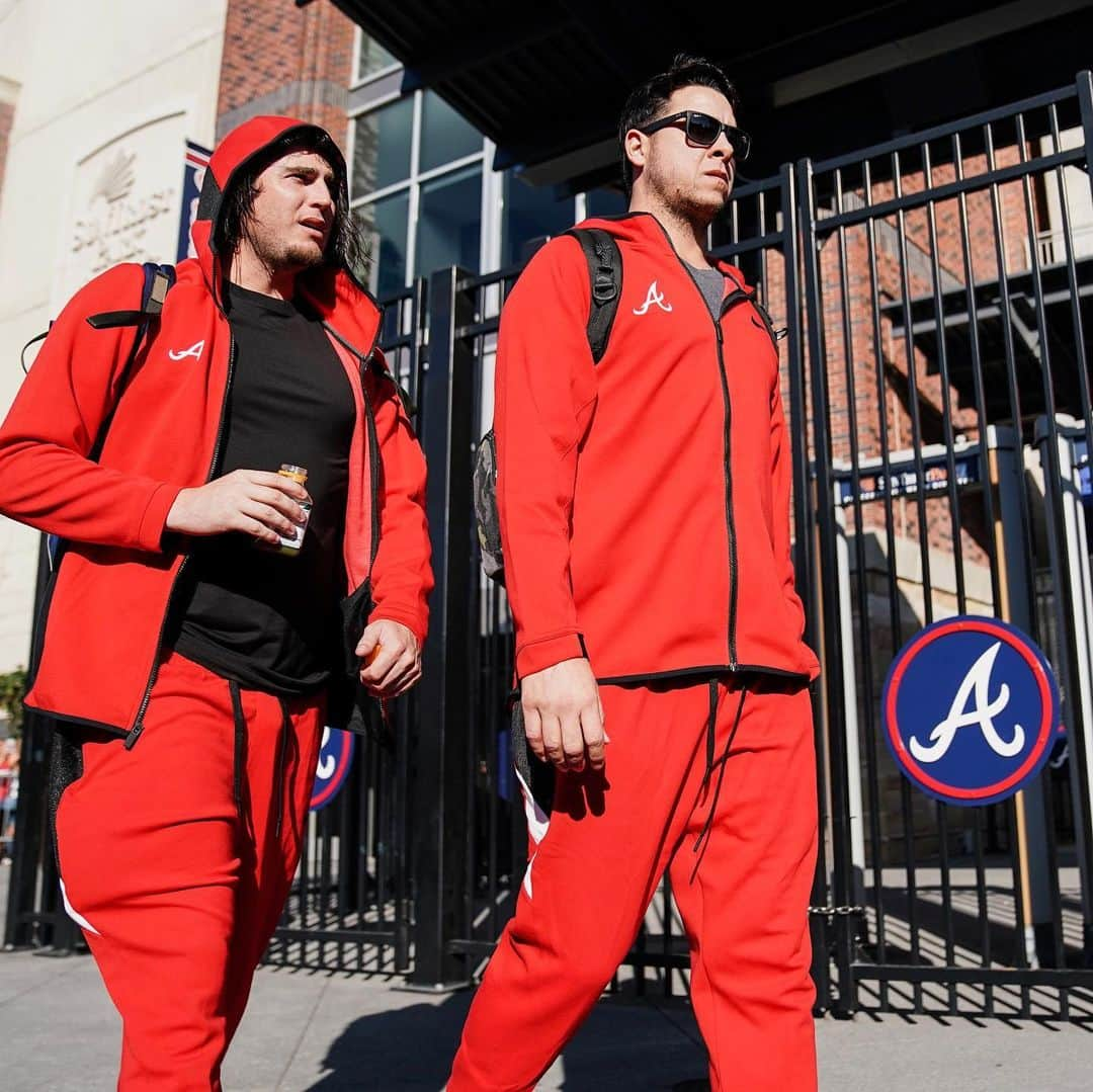 アトランタ・ブレーブスさんのインスタグラム写真 - (アトランタ・ブレーブスInstagram)「👀 Rumor has it @kidkeuchy60 had something to do with today’s matching travel attire...」9月23日 7時18分 - braves