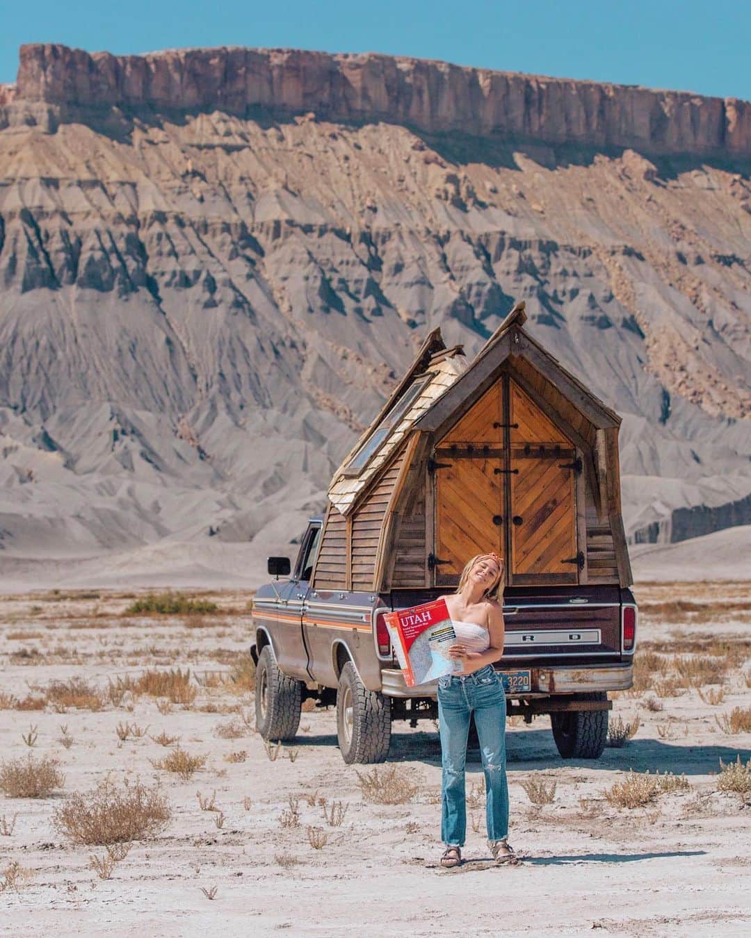 サラ・ジーン・アンダーウッドさんのインスタグラム写真 - (サラ・ジーン・アンダーウッドInstagram)「Still out on the road and loving every mile of Utah! I’m into off the beaten path places, anyone have any suggestions for spots like that? Outfit from @revolve 🤗 Truck cabin by @jacobwitzling & @saraunderwood . #revolveme . #homeiswhereyouparkit #vanlife #tinyhouse #truckcamper #cabin #cabinlife #vanlifediaries」9月23日 7時11分 - saraunderwood