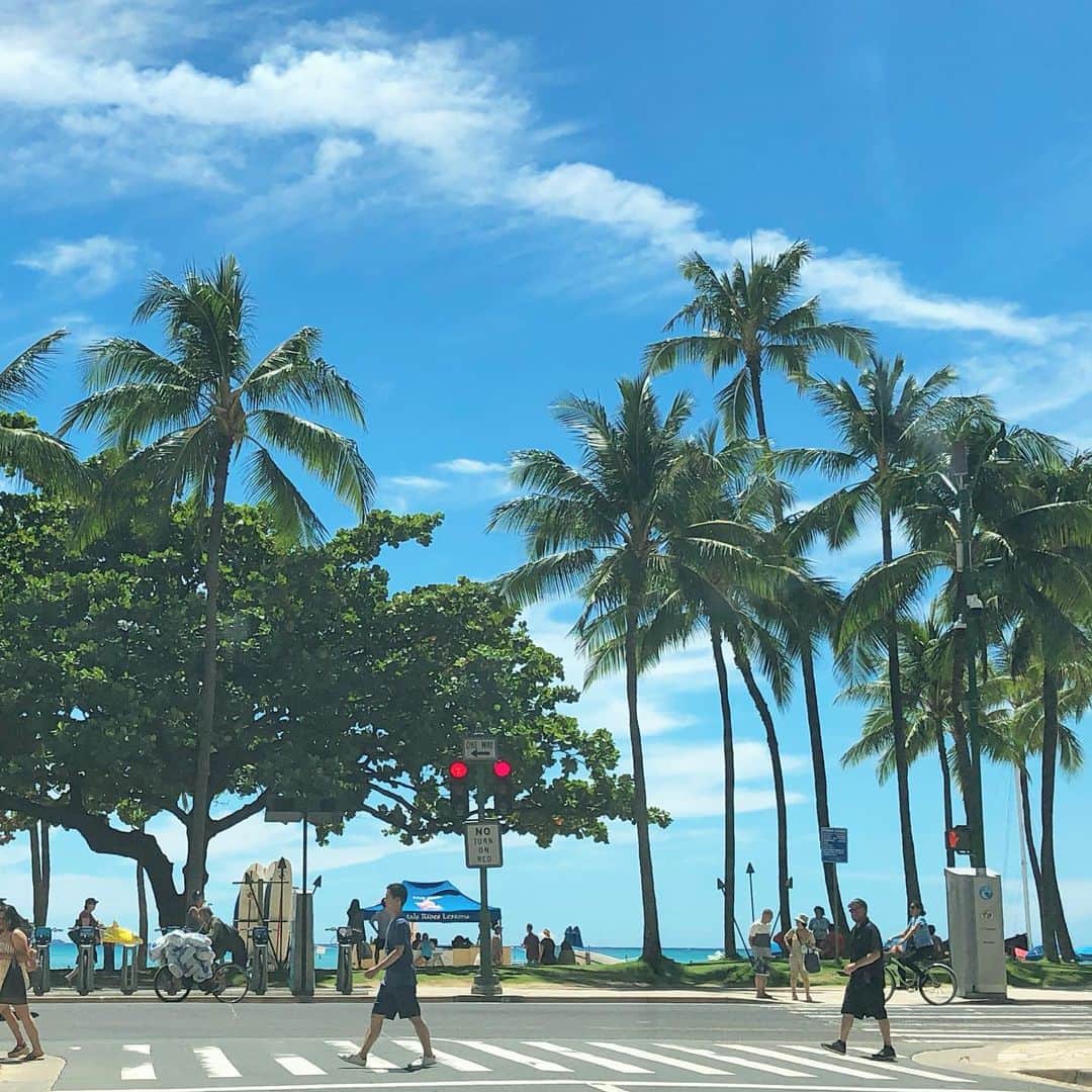 マキ・コニクソンさんのインスタグラム写真 - (マキ・コニクソンInstagram)「Good morning from Waikiki!! 今朝のハワイは雲がちょい多いけど過ごしやすい気候です！私はどちらかと言うと”暑め”の気候が好きなの！☀️今日も仕事と遊びのバランスを良く充実した１日を送ろうね！”work hard, play harder”の精神でエンジョイしちゃいましょう！💪🏼お互いモチベーション上げてハッピーな楽しい１日を過ごそうね！ #ハワイのおすそ分け🤙🏼 #自分で自分のモチベーションをあげよう！😊」9月23日 7時20分 - makikonikson