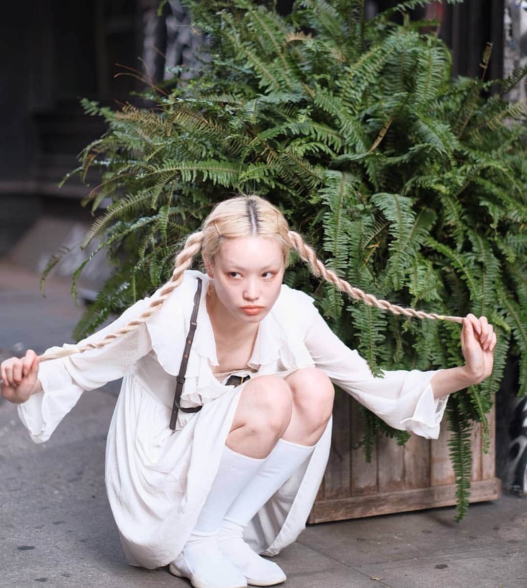 フェルナンダ・リーのインスタグラム：「☘🌿🍀☘🌱🌾 Why is it still hot 😕」