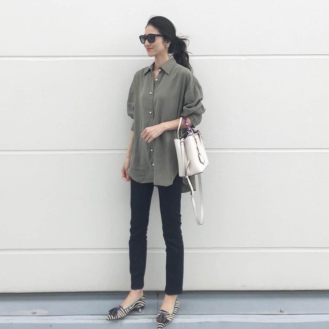 のインスタグラム：「✴︎ シャツがちょうどいい気候🍂 . . shirt @stylebar.jp  denim #uniqlo  shoes @prettyballerinasjp  bag #fendi . . #stylebarstyle#ユニクロ#シャツ#シャツコーデ#fashion#coordinate#ootd」