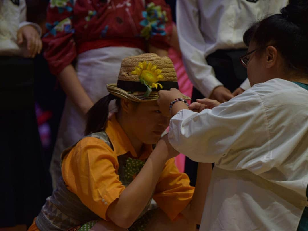 あべこさんのインスタグラム写真 - (あべこInstagram)「第61回宇和島市民文化祭開幕イベント「ShinyUncle～ミュージカル油屋熊八～」宇和島公演、初日が無事に終わりました‼御来場いただいた皆様、ありがとうございました🙇✨ 私とスタッフさん二人は土曜日に宇和島入りだったのですが、子供達は日曜日の移動・・・ところが日曜日は台風でフェリーが全便欠航になってしまい公演は中止になる・・・と、いうところだったのですが何とか公演をしたい‼というみんなの思いで宇和島市のみなさんと試行錯誤して、たくさん協議して、急遽土曜日の夜に大分から小倉に移動してフェリーに乗り7時間かけて松山から宇和島に入る、というルートに変更して無事に公演をすることが出来ました😭💦😭💦 ホントに宇和島市のみなさん、宇和島市観光物産協会のみなさん、たくさん考えていただき、御対応して下さり心から感謝しております、ありがとうございます🙇✨ 即日チケットがなくなったということで満員御礼でお客様も大盛り上がり・・・もうホントに奇跡の公演としか言いようがないので、無事に公演が出来て、こんなに盛り上がっていただいて心の底から幸せです‼  今日の公演も頑張ります💪✨ 宇和島市の皆様、劇場でお待ちしております😆✨ #宇和島 #第61回宇和島市民文化祭 #別府 #油屋熊八 #ShinyUncle #ミュージカル油屋熊八 #パフィオうわじま #シオナーズ #シオナーズミュージカル」9月23日 7時32分 - abekopan