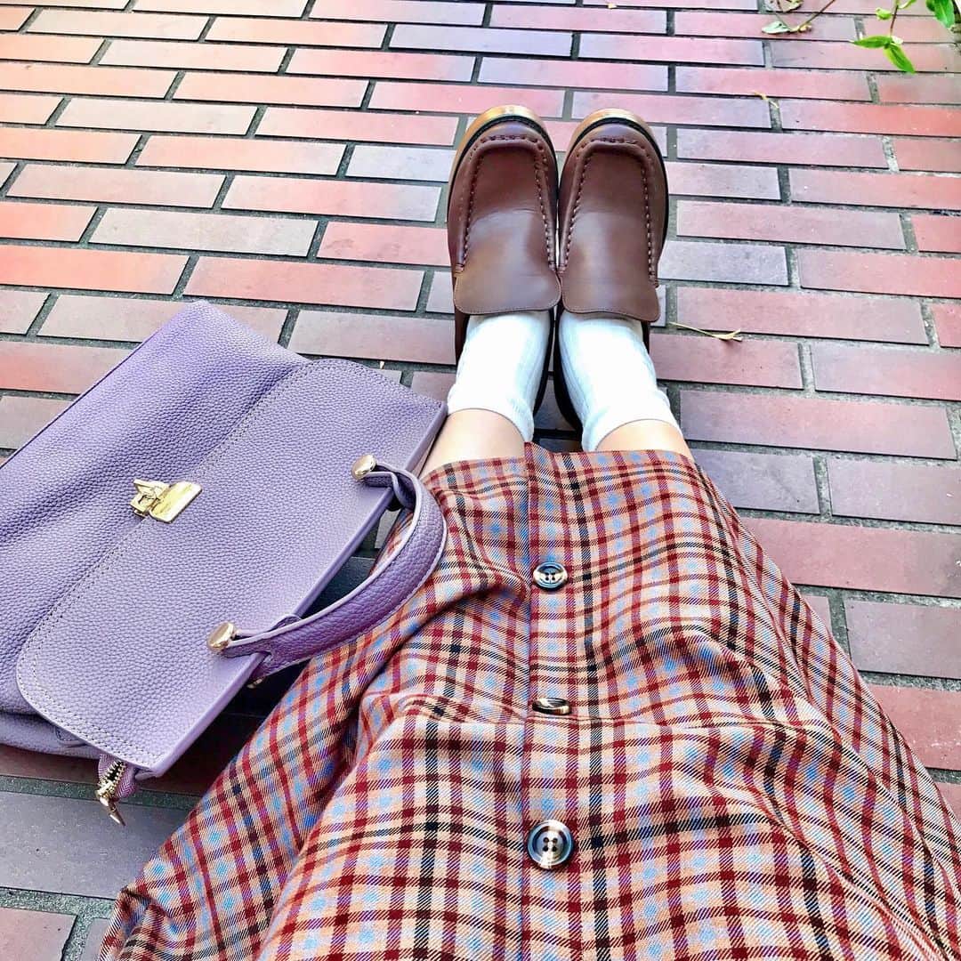 中道あすかさんのインスタグラム写真 - (中道あすかInstagram)「前postの#足元コーデ ✨🌾 . .  秋はやっぱり、#靴下コーデ が 可愛いっっ😍💕 . . .  色んな靴下コーデを楽しみたいので、 今年は、＠lacy_ribbon_japan で 新作#ソックス 、揃えたよ〜☺️💕 . . コーデによって、靴下かえたいから、 色んなの揃えたけど、 リブ系とシースルー系は やっぱりマストで 毎年買っちゃう❤️☺️ (👉スワイプ) . . . .  #くつ下コーデ #ファッション #くつ下#秋コーデ#ママコーデ#おしゃれさんと繋がりたい #足元倶楽部#足元くらぶ#バッグ#パンプス#ローファー」9月23日 7時45分 - asuroom