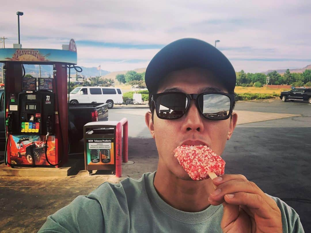 イ・ギウさんのインスタグラム写真 - (イ・ギウInstagram)「🍦+ 🍓+ 🙋🏻‍♂️ .. .. #기우리 #당충전그램 #아파보이는구리빛피부 #망 #유타어딘가」9月23日 7時53分 - lee_kiwoo