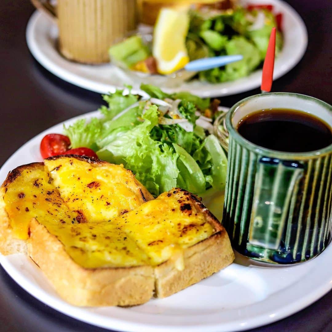 きょん。さんのインスタグラム写真 - (きょん。Instagram)「. .  火と実coffee @hitomi_coffee  靴を脱ぎ、 純・和な過ごし方を 楽しむ。  一言で 言い表すのなら "瞼が重たくなる場所"。 .  毎日ではないらしい "モーニンG"。 .  内容も 時折かわるのかな、 だいすきチーズだった。  尚嬉しい。  #火と実coffee #nara#breakfast#coffee」9月23日 7時55分 - kyon_tokiiro