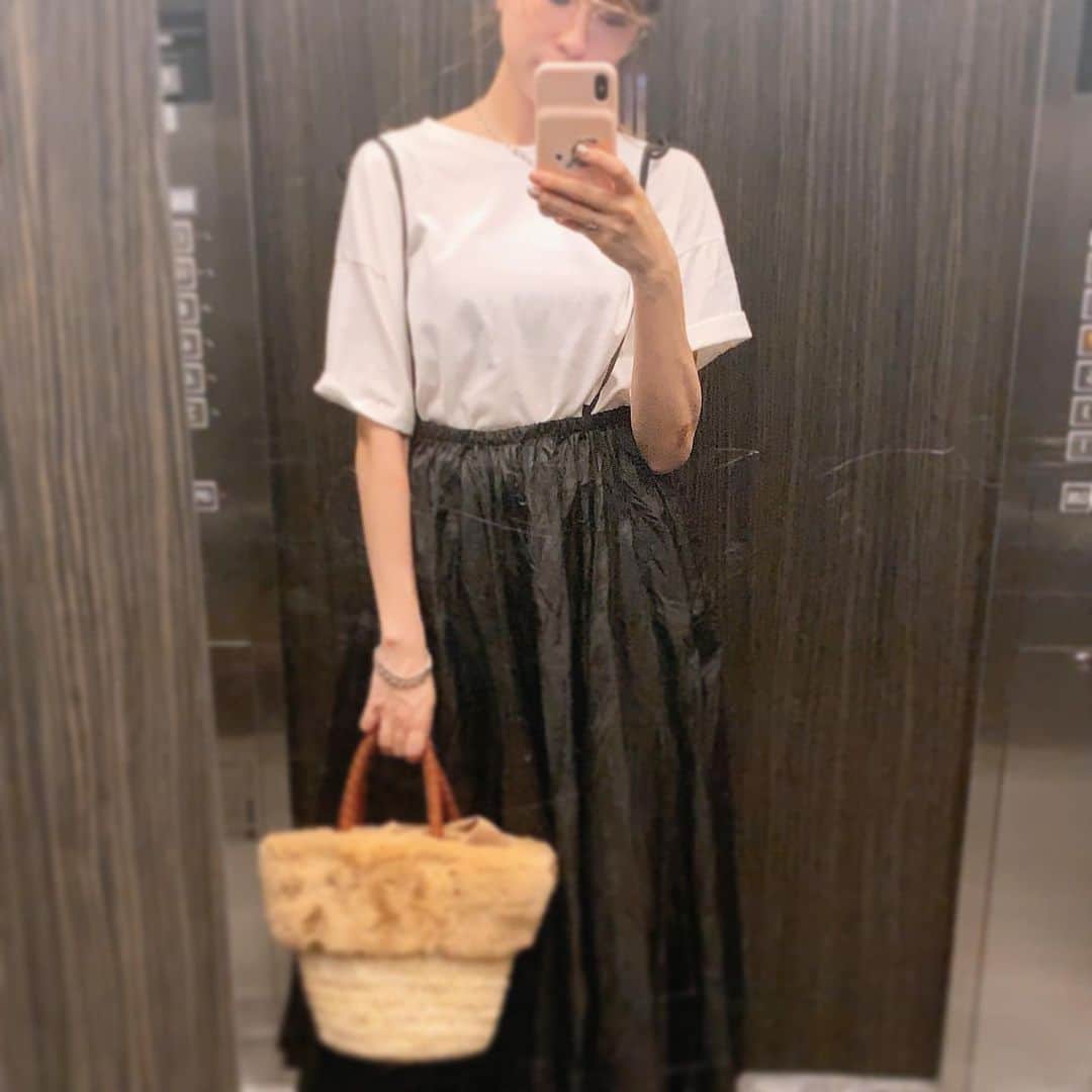 吉田菫さんのインスタグラム写真 - (吉田菫Instagram)「. 💋🌹🍒🍑🍎❤️ . . このスカートは白いTシャツもセット♡ 下から風が吹いてスカートふわりした🤤 . #すぅ服  @trifle_official」9月23日 18時58分 - sumiredooon1228
