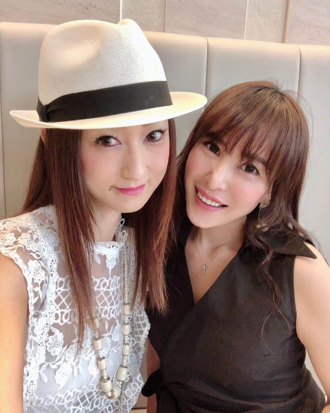 彩耶さんのインスタグラム写真 - (彩耶Instagram)「先日、大阪靱公園近くにある 中国料理  熱香森 " LA SHANG SEN " @lashangsen にあきちゃん @akiko.u1102  とランチに行ってきました🍴 ・ ・ お写真 横に👆➡︎swipe してね❣️ ・ ・ 緑豊かな落ち着いた空間で、本格中国料理が頂けるお店です✨ ・ お店は、天井が高く開放感に溢れています。モダンな内装に、植物が共存してる感じ〜😌🌿✨ 世界的に有名なプラントハンター 西畠清順氏監修だそうです❣️ ・ グリーンが綺麗で ほんと癒されるっ🌿💕 ・ ・ 【週末限定の ランチコース】を頂きました🍴✨ ・ 目にも美しいお料理が次々と目の前に並べられ、ワクワク〜😊💓 広東料理ベースの本格的な中国料理で、どれも美味しすぎました🤤 ・ ・ ☑︎前菜5種盛合わせ ☑︎フカヒレと海鮮入りかぼちゃスープ ☑︎おすすめ点心3種盛り ☑︎海老と帆立の葱生姜炒め ☑︎牛イチボのBBQソース炒め ☑︎栗とサーモン入り炒飯 ☑︎本日のデザート ・ ・ 落ち着いた雰囲気の中本格中国料理を味わい、ゆっくりとお話もでき、楽しい時間を過ごすことができました😌✨ ・ 二階には個室とBARスペースもありました🍸✨ ・ ・ 今日はイベントもしていますよ❣️ 是非皆さんも一度 足を運んでみて下さいね😊 ・ 詳しくは⬇︎ https://www.la-shang-sen. ご覧になって下さい❗️ ・ ・ ・ 中国料理  熱香森 " LA SHANG SEN "  住所 大阪市西区京町堀1-8-11 ラクメンビル1F ℡  06-6940-6694 ・ ・ ・ #lashangsen #ラシャンセン #熱香森 #大阪 #靱公園 #中華 #中華料理 #ランチ #レストラン #女子会 #大人女子 #ディナー  #モデル #ウォーキング講師 #秘書 #インフルエンサー #インスタグラマー  #model #神戸 #kobe #japan #日本 #フォロー #followme #フォローミー #オトナ女子 #美意識 #女子力」9月23日 18時59分 - 3aya11