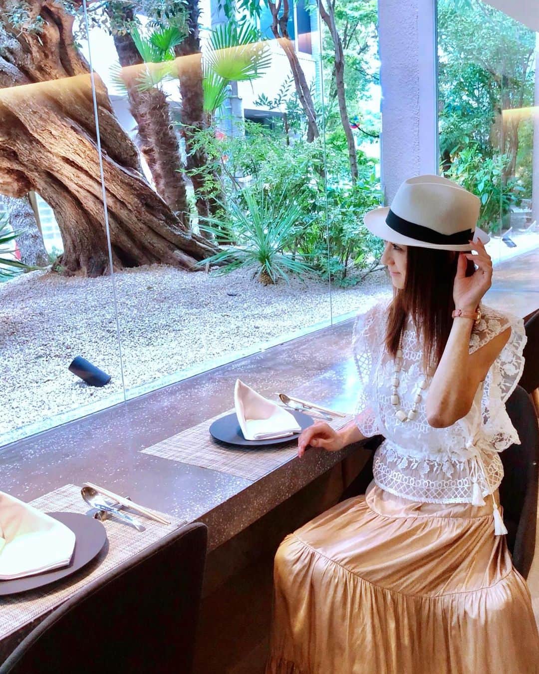 彩耶さんのインスタグラム写真 - (彩耶Instagram)「先日、大阪靱公園近くにある 中国料理  熱香森 " LA SHANG SEN " @lashangsen にあきちゃん @akiko.u1102  とランチに行ってきました🍴 ・ ・ お写真 横に👆➡︎swipe してね❣️ ・ ・ 緑豊かな落ち着いた空間で、本格中国料理が頂けるお店です✨ ・ お店は、天井が高く開放感に溢れています。モダンな内装に、植物が共存してる感じ〜😌🌿✨ 世界的に有名なプラントハンター 西畠清順氏監修だそうです❣️ ・ グリーンが綺麗で ほんと癒されるっ🌿💕 ・ ・ 【週末限定の ランチコース】を頂きました🍴✨ ・ 目にも美しいお料理が次々と目の前に並べられ、ワクワク〜😊💓 広東料理ベースの本格的な中国料理で、どれも美味しすぎました🤤 ・ ・ ☑︎前菜5種盛合わせ ☑︎フカヒレと海鮮入りかぼちゃスープ ☑︎おすすめ点心3種盛り ☑︎海老と帆立の葱生姜炒め ☑︎牛イチボのBBQソース炒め ☑︎栗とサーモン入り炒飯 ☑︎本日のデザート ・ ・ 落ち着いた雰囲気の中本格中国料理を味わい、ゆっくりとお話もでき、楽しい時間を過ごすことができました😌✨ ・ 二階には個室とBARスペースもありました🍸✨ ・ ・ 今日はイベントもしていますよ❣️ 是非皆さんも一度 足を運んでみて下さいね😊 ・ 詳しくは⬇︎ https://www.la-shang-sen. ご覧になって下さい❗️ ・ ・ ・ 中国料理  熱香森 " LA SHANG SEN "  住所 大阪市西区京町堀1-8-11 ラクメンビル1F ℡  06-6940-6694 ・ ・ ・ #lashangsen #ラシャンセン #熱香森 #大阪 #靱公園 #中華 #中華料理 #ランチ #レストラン #女子会 #大人女子 #ディナー  #モデル #ウォーキング講師 #秘書 #インフルエンサー #インスタグラマー  #model #神戸 #kobe #japan #日本 #フォロー #followme #フォローミー #オトナ女子 #美意識 #女子力」9月23日 18時59分 - 3aya11