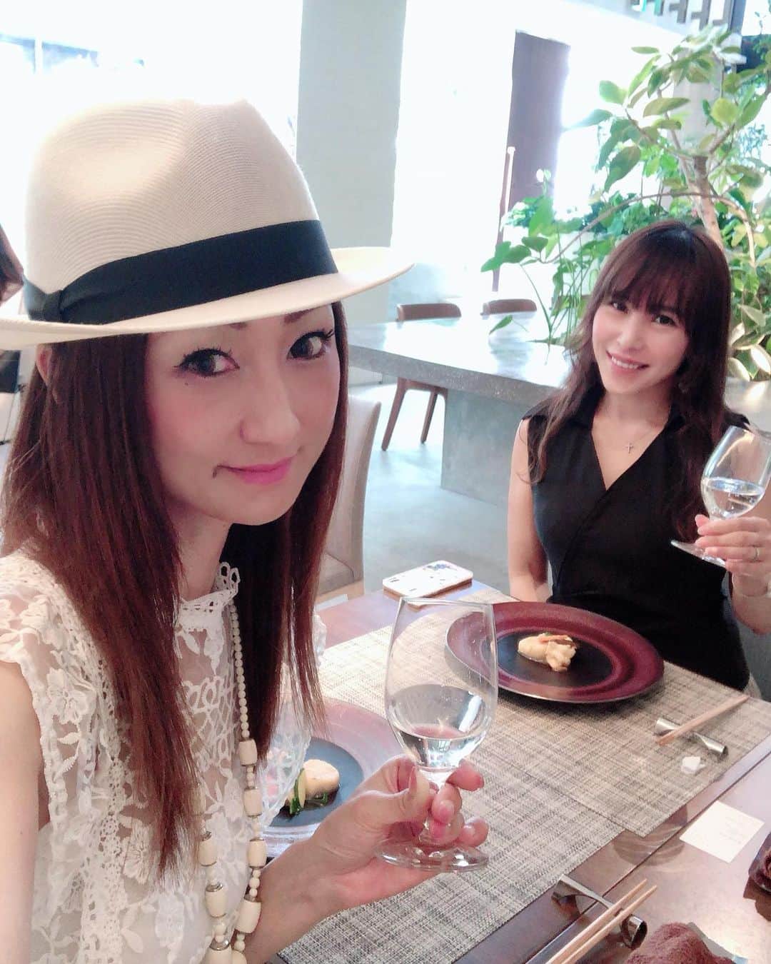彩耶さんのインスタグラム写真 - (彩耶Instagram)「先日、大阪靱公園近くにある 中国料理  熱香森 " LA SHANG SEN " @lashangsen にあきちゃん @akiko.u1102  とランチに行ってきました🍴 ・ ・ お写真 横に👆➡︎swipe してね❣️ ・ ・ 緑豊かな落ち着いた空間で、本格中国料理が頂けるお店です✨ ・ お店は、天井が高く開放感に溢れています。モダンな内装に、植物が共存してる感じ〜😌🌿✨ 世界的に有名なプラントハンター 西畠清順氏監修だそうです❣️ ・ グリーンが綺麗で ほんと癒されるっ🌿💕 ・ ・ 【週末限定の ランチコース】を頂きました🍴✨ ・ 目にも美しいお料理が次々と目の前に並べられ、ワクワク〜😊💓 広東料理ベースの本格的な中国料理で、どれも美味しすぎました🤤 ・ ・ ☑︎前菜5種盛合わせ ☑︎フカヒレと海鮮入りかぼちゃスープ ☑︎おすすめ点心3種盛り ☑︎海老と帆立の葱生姜炒め ☑︎牛イチボのBBQソース炒め ☑︎栗とサーモン入り炒飯 ☑︎本日のデザート ・ ・ 落ち着いた雰囲気の中本格中国料理を味わい、ゆっくりとお話もでき、楽しい時間を過ごすことができました😌✨ ・ 二階には個室とBARスペースもありました🍸✨ ・ ・ 今日はイベントもしていますよ❣️ 是非皆さんも一度 足を運んでみて下さいね😊 ・ 詳しくは⬇︎ https://www.la-shang-sen. ご覧になって下さい❗️ ・ ・ ・ 中国料理  熱香森 " LA SHANG SEN "  住所 大阪市西区京町堀1-8-11 ラクメンビル1F ℡  06-6940-6694 ・ ・ ・ #lashangsen #ラシャンセン #熱香森 #大阪 #靱公園 #中華 #中華料理 #ランチ #レストラン #女子会 #大人女子 #ディナー  #モデル #ウォーキング講師 #秘書 #インフルエンサー #インスタグラマー  #model #神戸 #kobe #japan #日本 #フォロー #followme #フォローミー #オトナ女子 #美意識 #女子力」9月23日 18時59分 - 3aya11