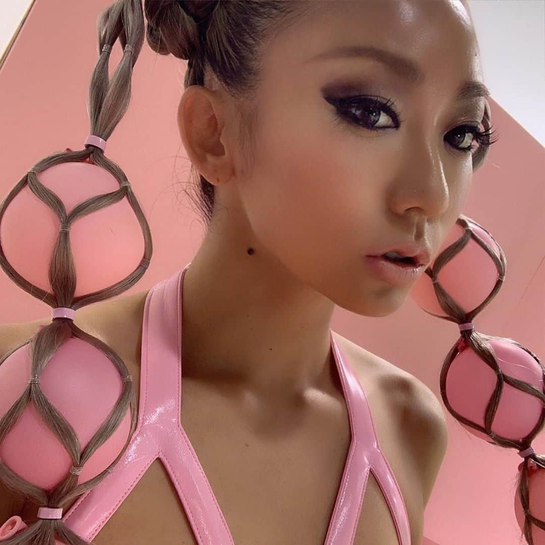 のインスタグラム：「MVファッション part 2!!﻿ パステルPINK!﻿ こんなかわいー髪の毛にしてもらったー！﻿ 小さいバルーンを髪の毛に編み込んでみた🎈﻿ ﻿ ネイルも今回は潔く、﻿ ショートワンカラー！﻿ シンプルが、やっぱなんやかんやかわいーね！！笑笑﻿ ﻿ #早くみんなに見て欲しい！ #new #mv #fashion #yello #balloon #風船 #ヘアアレンジ #colour #pink #pastel #nail #simple #short #loveil #violetglare #kodakumi #倖田來未」