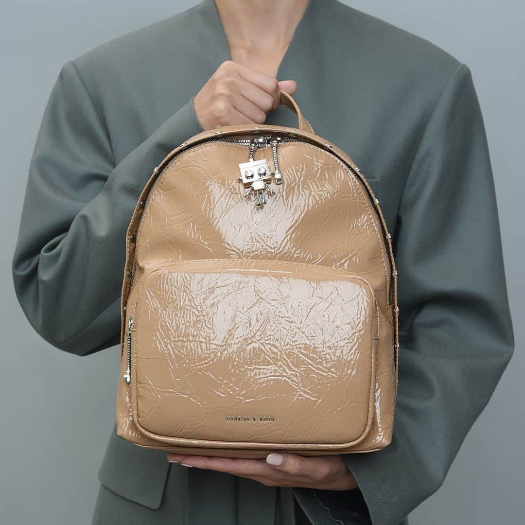 CHARLES & KEITHさんのインスタグラム写真 - (CHARLES & KEITHInstagram)「A backpack that ticks all the boxes.  Tap to shop now.  #CharlesKeithFW19  Product featured: Robot charm wrinkled patent backpack」9月23日 19時00分 - charleskeithofficial