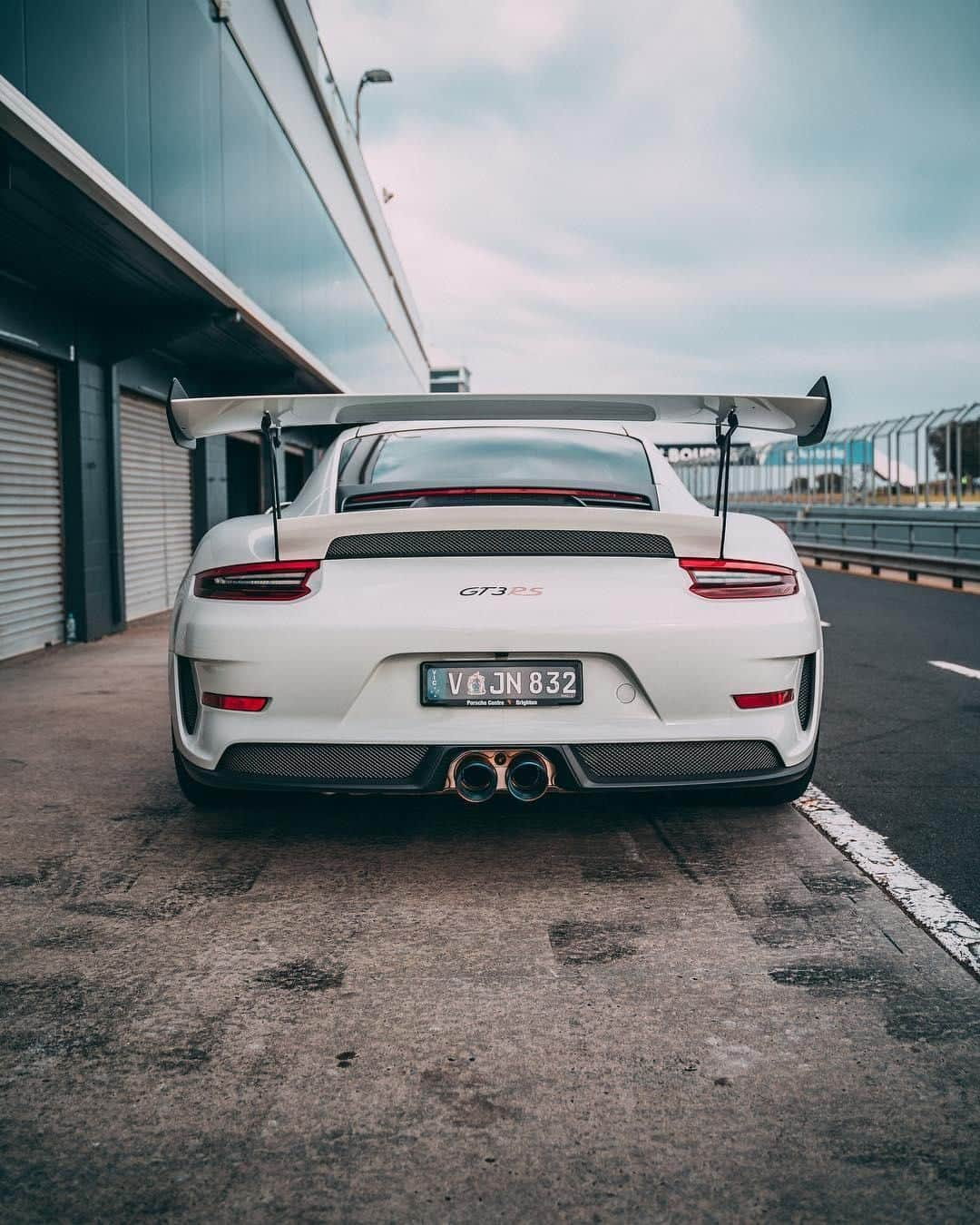 Porscheさんのインスタグラム写真 - (PorscheInstagram)「Nope, not even the sky is the limit for this unflappable wing. #Porsche #PorscheMoment #911 #GT3RS (📸: @jakefouracre) _ Combined fuel consumption in accordance with EU 6: 911 GT3 RS: 12,8 l/100 km; CO2 emissions: 291 g/km」9月23日 19時00分 - porsche