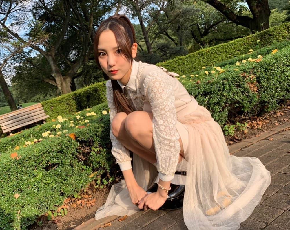 飯窪春菜のインスタグラム：「🌬🥿🧺 ・ ・ 今日はお休みなので1日お家で過ごしています。 スーパーにお買い物に行ったら、風の強さに驚きました😮 きっとメイクしてお出かけしていたら一瞬で髪の毛ボロボロだったろうなあ🤔💦 ・ 大人しく、世界まる見えを観ます😌 ・ ・ ・ #秋  #autumn  #はるなの毎日  #飯窪ってる」