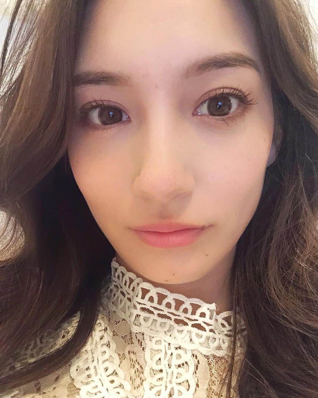 山神アリシアさんのインスタグラム写真 - (山神アリシアInstagram)「今日は #クッカ の #コスモスココ をつけてます✨ シンプルなダークブラウンが大人っぽい秋メイクにぴったり🍂 花からインスピレーションを得たデザインだから、ナチュラルに瞳を大きく見せてくれるよー。 @unibeauty_2018 の URLからチェックしてみてね👀  #Kukka #UniBeauty #ユニビューティ #カラコン #PR」9月23日 19時03分 - aliciayamagami