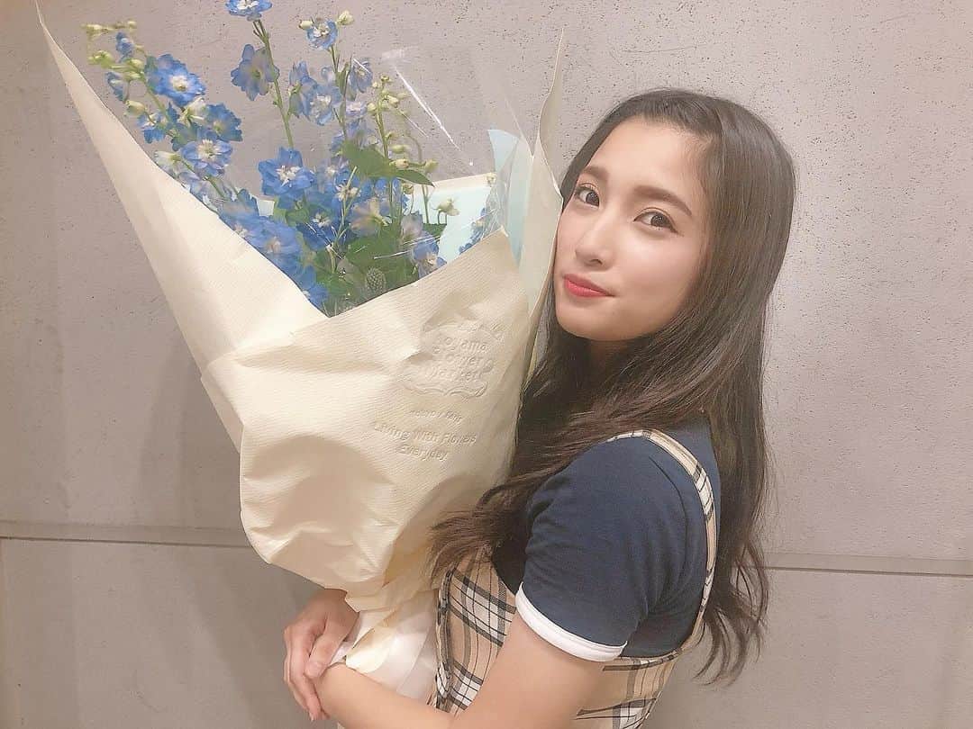 佐藤杏樹のインスタグラム：「最後の握手会。 . . ありがとうございました 。 . たくさん笑ってたくさん泣きました🥺 . 4年間色々な方と出逢ってお話しできて本当に楽しかったです！幸せでした。お花もありがとう💙 . . 残すは卒業公演！ よろしくお願いします😌❤️」