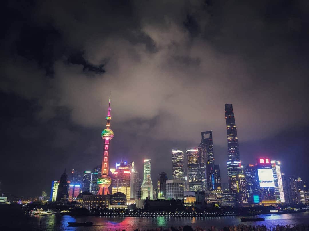 マヌ・ジノビリのインスタグラム：「🇺🇲Some great views of Shanghai's beautiful skyline. 🇦🇷Algunas postales de los hermosos edificios de Shanghai.」