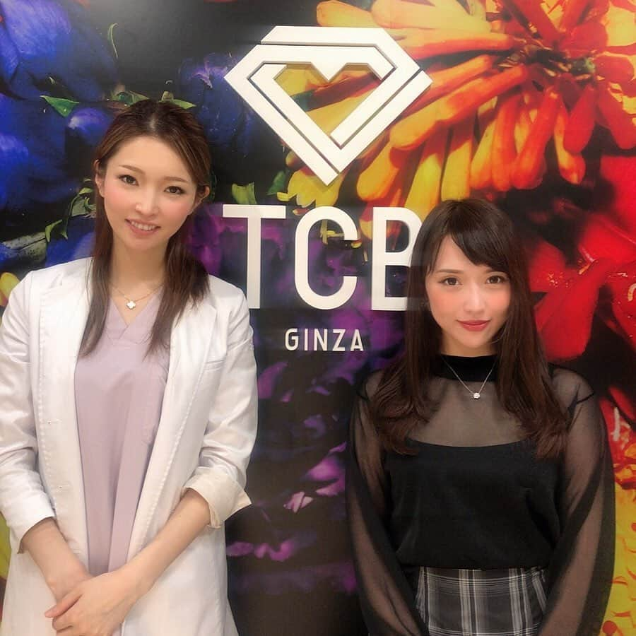 岡英里さんのインスタグラム写真 - (岡英里Instagram)「東京中央美容外科銀座院 @tcbginza に行ってきたよー✨ . . 新しく出来た院内はとても綺麗で、永峯先生 @tcb_nagamine を始めスタッフの皆さんも感じの良い方々ばかりで安心して施術に臨めました🥺❤️ . . 今回受けた施術は前々から気になっていたリフトアップ効果のあるHIFU ソノクイーン‼️ . . 施術直後からスッキリした感じしたけど2〜3週間後はもっとスッキリ✨そしてハリのある肌になるそうなので今から楽しみ〜😂💗 . . カウンセリングは無料なので小顔になりたい方は是非行ってみてね♫ . .  #リフトアップならTCB東京中央美容外科 #美容整形ならTCB東京中央美容外科 #東京中央美容外科 #東京中央美容外科銀座院 #美容外科 #銀座 #TCB #永峯祥子 #リフト #ハイフ #HIFU #ソノクイーン #美容 #小顔 #美肌 #PR #japanes #japan #beauty #アラサー女子 #アラサー美容 #アラサー #女子力アップ」9月23日 17時37分 - okaeri0424