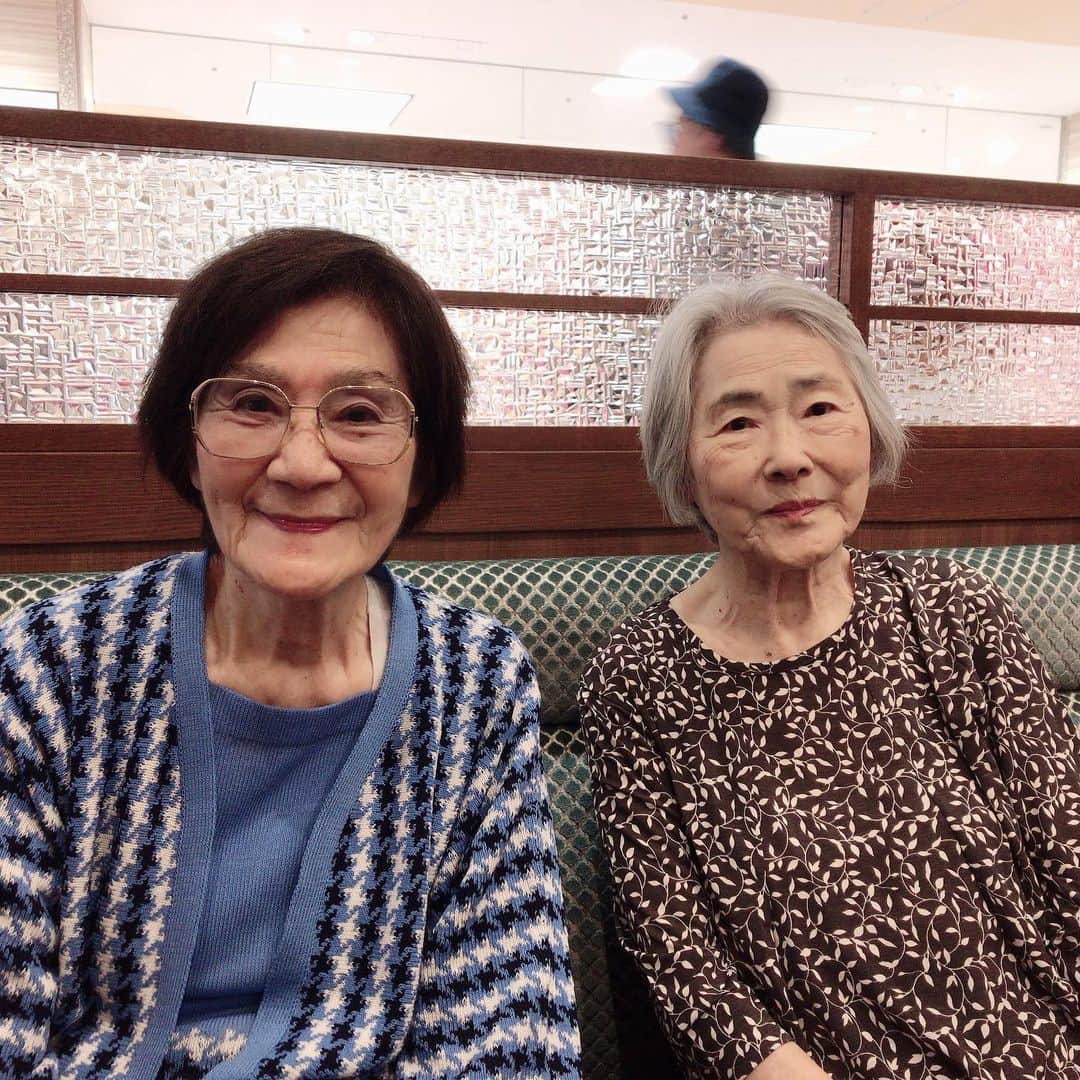 綾野アリスさんのインスタグラム写真 - (綾野アリスInstagram)「＊ ＊ 兵庫のおばーちゃんが東京にあそびにきたーーーー✨✨ 綾野家3世代😆😆😆 ＊ せっかく東京にきたので、 東京に住んでるおばーちゃんのいとこのおばーちゃん2にも会うの巻💨💨 ＊ なかよしおばーちゃんズ可愛い♥️♥️ 2枚目おばーちゃんズ、左89歳、右87歳👀 みんなげんき！！ ＊ ＊ #祖母 #母 #家族写真 #家族 #おばあちゃん #家族旅行 #仲良し家族 #japanesegirl #family #familyphoto #travel」9月23日 17時37分 - alice_soiree