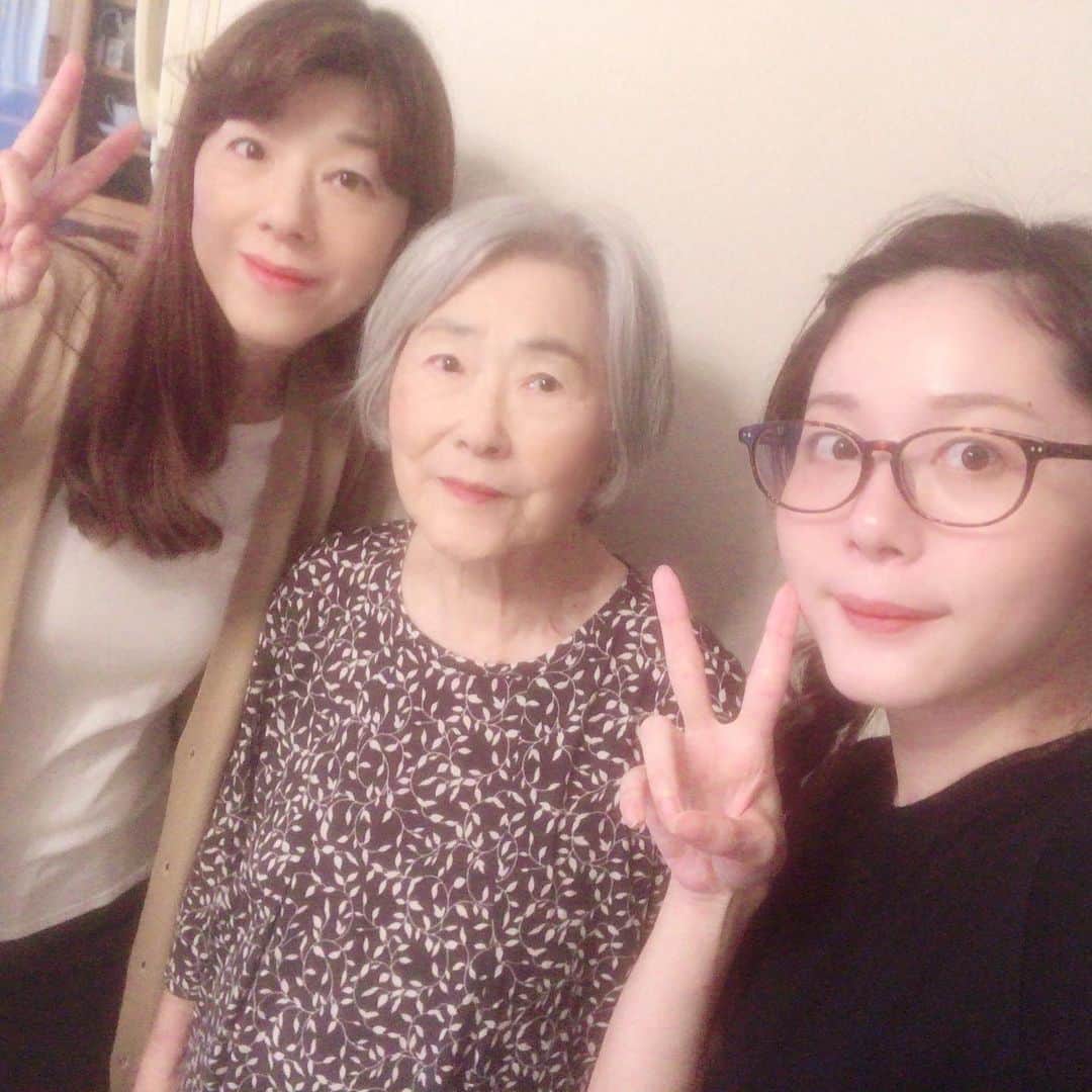 綾野アリスさんのインスタグラム写真 - (綾野アリスInstagram)「＊ ＊ 兵庫のおばーちゃんが東京にあそびにきたーーーー✨✨ 綾野家3世代😆😆😆 ＊ せっかく東京にきたので、 東京に住んでるおばーちゃんのいとこのおばーちゃん2にも会うの巻💨💨 ＊ なかよしおばーちゃんズ可愛い♥️♥️ 2枚目おばーちゃんズ、左89歳、右87歳👀 みんなげんき！！ ＊ ＊ #祖母 #母 #家族写真 #家族 #おばあちゃん #家族旅行 #仲良し家族 #japanesegirl #family #familyphoto #travel」9月23日 17時37分 - alice_soiree