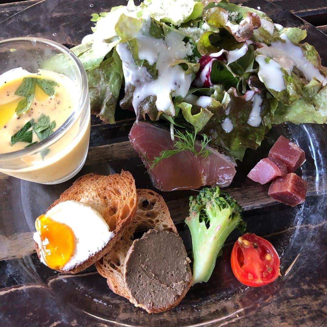 甘糟記子さんのインスタグラム写真 - (甘糟記子Instagram)「ランチは大好きなラッテリアべべにて(≧∀≦) やっぱりここのブッラータが一番美味しい！！ ピザやパスタも美味しかった〜(≧∀≦) なんなら食べ過ぎで眠いし（笑）  もちろんブッラータのおもち帰りもして(๑˃̵ᴗ˂̵) 鎌倉くると花より団子で、食べたいものだらけ（笑）  荷物がパンパンだわ〜  #鎌倉#ラッテリアべべ鎌倉 #ブッラータ#ピザ」9月23日 17時37分 - norihey924