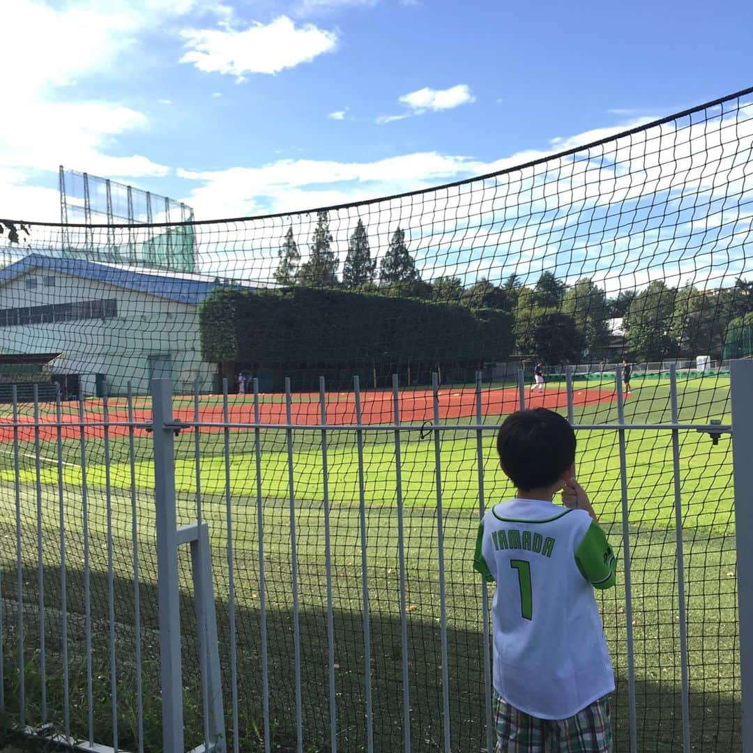 坂東亀三郎さんのインスタグラム写真 - (坂東亀三郎Instagram)「神宮外苑さんぽ。 秋空がなんとも言えなく美しかった。 (さぁ、亀三郎は1枚目の何処で何をしているでしょうか！) .  ユニフォームをどうしても着ると…  その流れでバッティングセンターに行く事になるわな…  前回は70kmで高さ調整してまあまあな感じに仕上がったので、今回は80kmと90kmにも挑戦！ 空振る事も多いが、ちゃんと当てるし前に飛ぶ。もうウチらのペンペン草野球に参加出来るんじゃないかな笑  #神宮外苑 #彦さんぽ #バッティングセンター #歌舞伎 #音羽屋 #歌舞伎役者 #亀三郎 #坂東亀三郎 #六代目 #彦三郎 #坂東彦三郎 #九代目 #歌舞伎部 #otowayabando #親バカ部 #倅マン #えみふる コメントはお気軽に📝  因みに今日は観戦しません！」9月23日 17時32分 - otowayabando