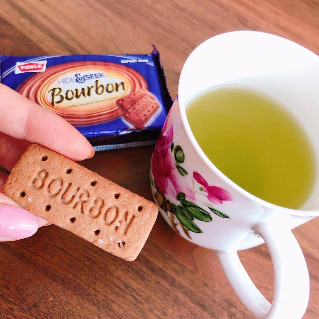 小林明実さんのインスタグラム写真 - (小林明実Instagram)「パパも日本の祝日の日は お休み！！ 昼間のデート久しぶり❤️ 帰りはお散歩しながら 帰った。それだけでも楽しい✨ 1ドルで買ったチョコレート クッキーが美味しい💖 お塩がついていて 緑茶ともあう！！ * * #singapore  #小さな幸せ #インド街 #お散歩」9月23日 17時33分 - akemi.1177
