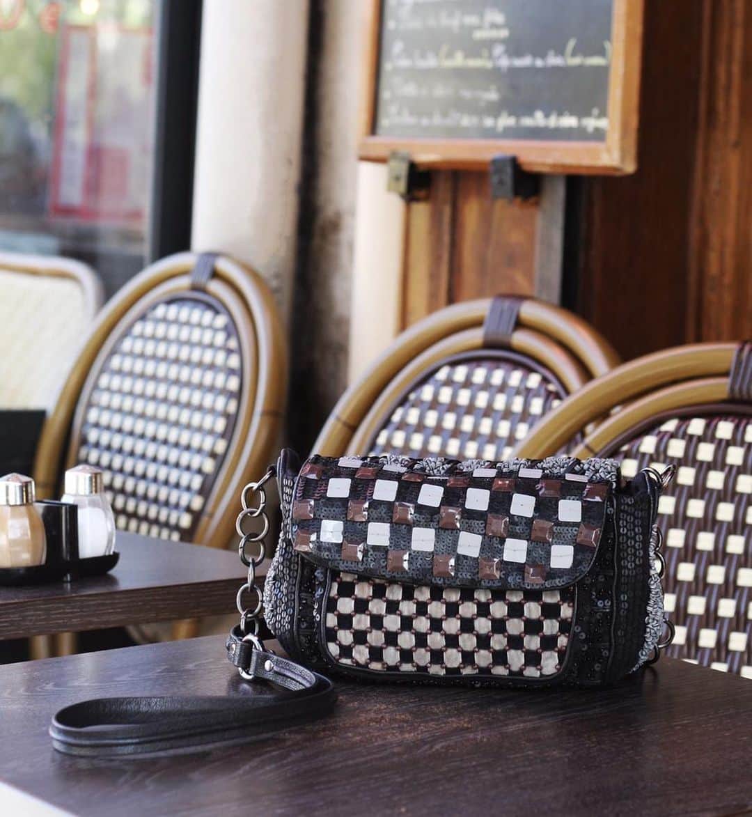 ジャマンピュエッシュのインスタグラム：「Recognizable patterns of Paris are hand-embroidered on both sides of this bag with multiple useful compartments.  #jaminpuech #paris #pfw #fashion #bag #sac #style #details」