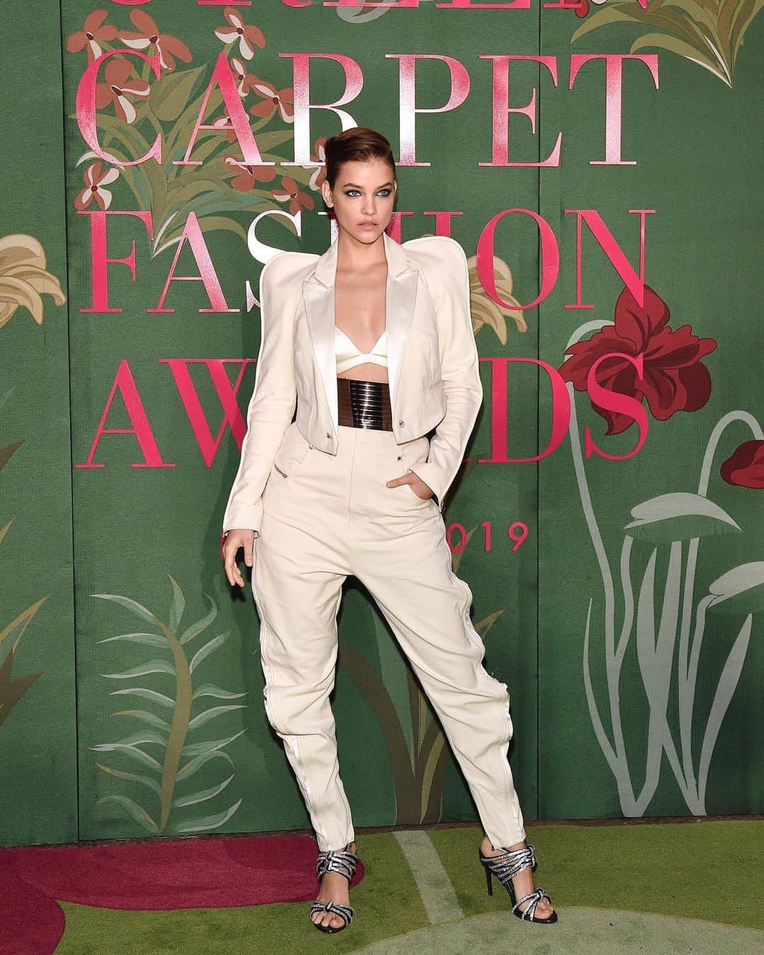 ディーゼルのインスタグラム：「A stunning @realbarbarapalvin wears @diesel for the #GreenCarpetChallenge @cameramoda @ecoage . . . . The white denim engineered tuxedo is created from Diesel’s own denim made from cotton produced under the Better Cotton Initiative (BCI), and includes piping and lapels made from the Global Organic Textile Standard (GOTS) certified organic Italian silk. Sustainability is considered throughout every component of the shoes; from leather sourced from a Leather Working Group (LWG) Gold standard supplier, FSC certified satin, heels from upcycled materials and Swarovski lead-free Advanced Crystals. #gcfaitalia」
