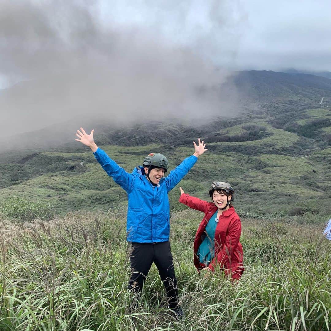 青木源太さんのインスタグラム写真 - (青木源太Instagram)「バゲットのロケで熊本に行ってきました。2枚目、雲のように見えるのは阿蘇山の噴煙です。雄大でした。  #熊本 #乗馬 #阿蘇山 #青木源太 #尾崎里紗」9月23日 17時39分 - aoki.genta