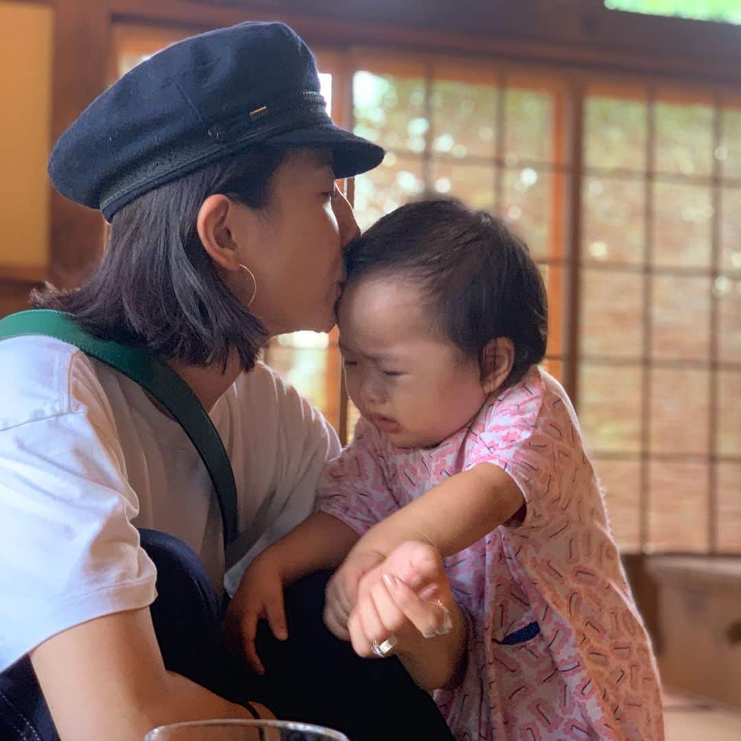 澤田泉美さんのインスタグラム写真 - (澤田泉美Instagram)「最近はさらにスタスタと歩くようになった娘さん👶  言葉の成長としては、朝起きるとベビーベッドから 「ママ〜ママ〜きて〜おはよ〜」 っと呼ばれます笑笑  どこで覚えるんだか笑  写真は、お蕎麦を食べに行った時のもの。 もうお腹いっぱいと言いながら甘いものも❤️ そばがきであんこを包み、 きな粉をまぶした伊吹だんご🍡🍵 練ったばかりのそばがきが温かくて美味しかったなぁ❤️🍂 #蕎麦#そばがき #お出かけ#気分転換」9月23日 17時42分 - izumi.sawada