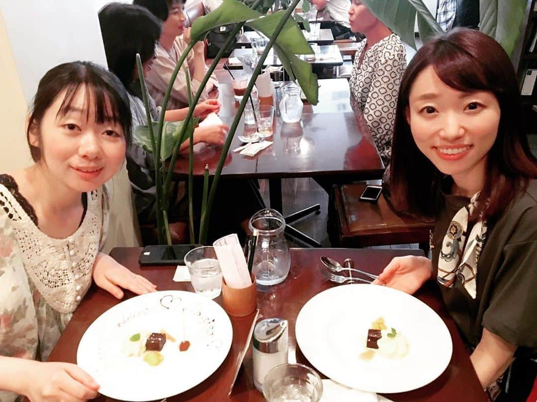 加田晶子さんのインスタグラム写真 - (加田晶子Instagram)「先日、久しぶりに大切な友人と💓 彼女とは小学校1年生の時からの仲なのです☺️高校まで一緒で、よく喧嘩もしたけど、今となっては全部いい思い出✨そんな彼女がまもなく結婚👰感慨深いなぁ…結婚式の前にお祝いできて良かった❣️ #ビストロモーベギャルソン  #カジュアルフレンチ #なんばランチ  #happywedding  #結婚式楽しみ  #親友#幼馴染 #いつもありがとう #フリーアナウンサー #看護師」9月23日 17時43分 - accoo.k