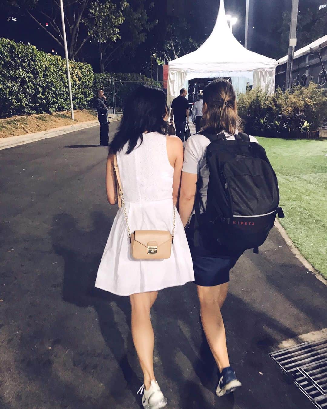 Rina Itagakiさんのインスタグラム写真 - (Rina ItagakiInstagram)「As much as I love the race, it’s the people there that make F1 extra special😍 決勝日はもちろん楽しみだけど、予選終わりに皆でお疲れ様〜ってご飯に行ける土曜が好き🏎❤️ * 忙しい中でも笑顔絶やさず、仕事を心から楽しんで働く現場の皆を見ると、真のホスピタリティとはこういうことかと気づかされます💡明日からまた仕事頑張ろっと🥳 #formulaone #fia #singaporegp #summer2019 #❤️」9月23日 17時43分 - rinakoitagaki