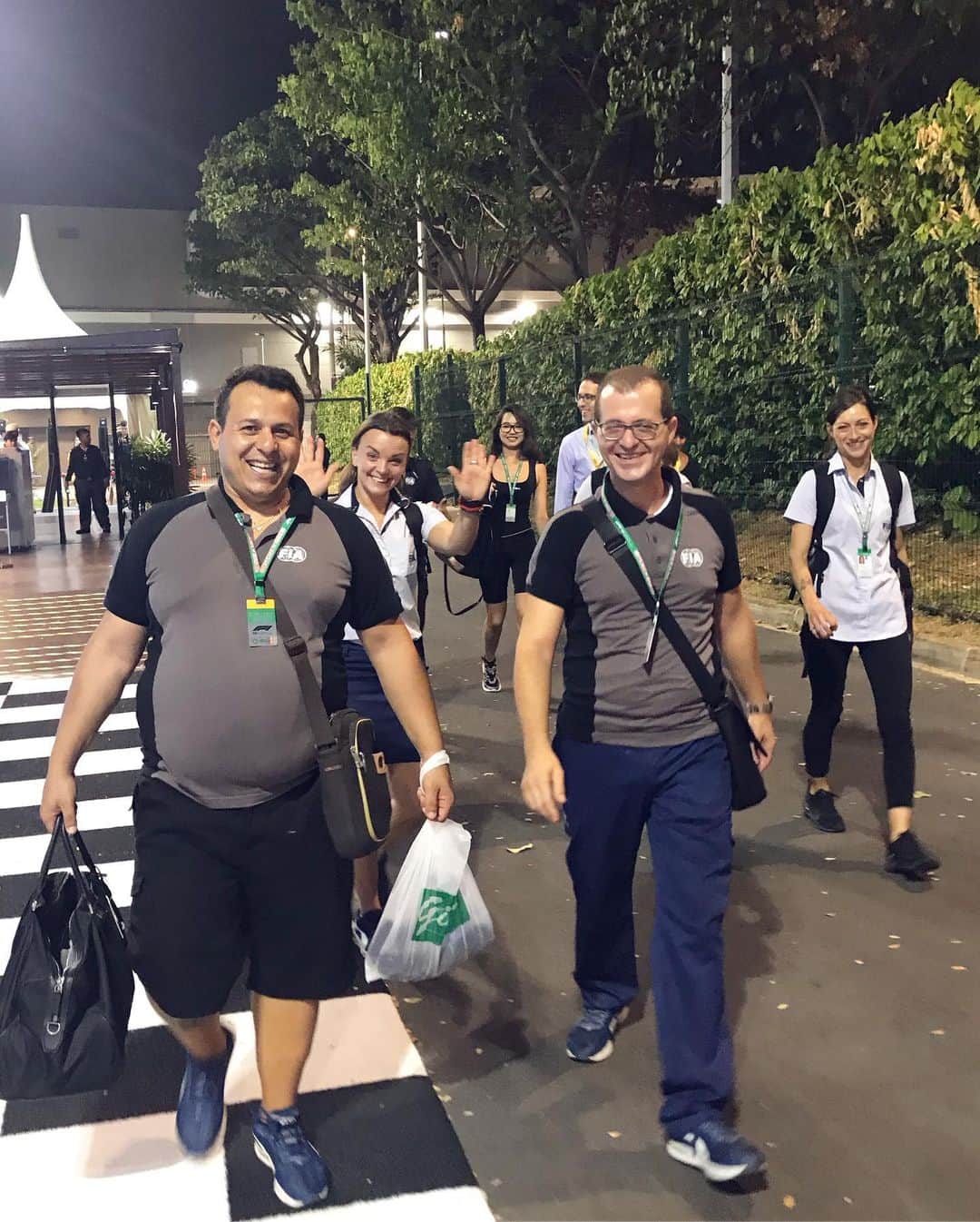 Rina Itagakiさんのインスタグラム写真 - (Rina ItagakiInstagram)「As much as I love the race, it’s the people there that make F1 extra special😍 決勝日はもちろん楽しみだけど、予選終わりに皆でお疲れ様〜ってご飯に行ける土曜が好き🏎❤️ * 忙しい中でも笑顔絶やさず、仕事を心から楽しんで働く現場の皆を見ると、真のホスピタリティとはこういうことかと気づかされます💡明日からまた仕事頑張ろっと🥳 #formulaone #fia #singaporegp #summer2019 #❤️」9月23日 17時43分 - rinakoitagaki