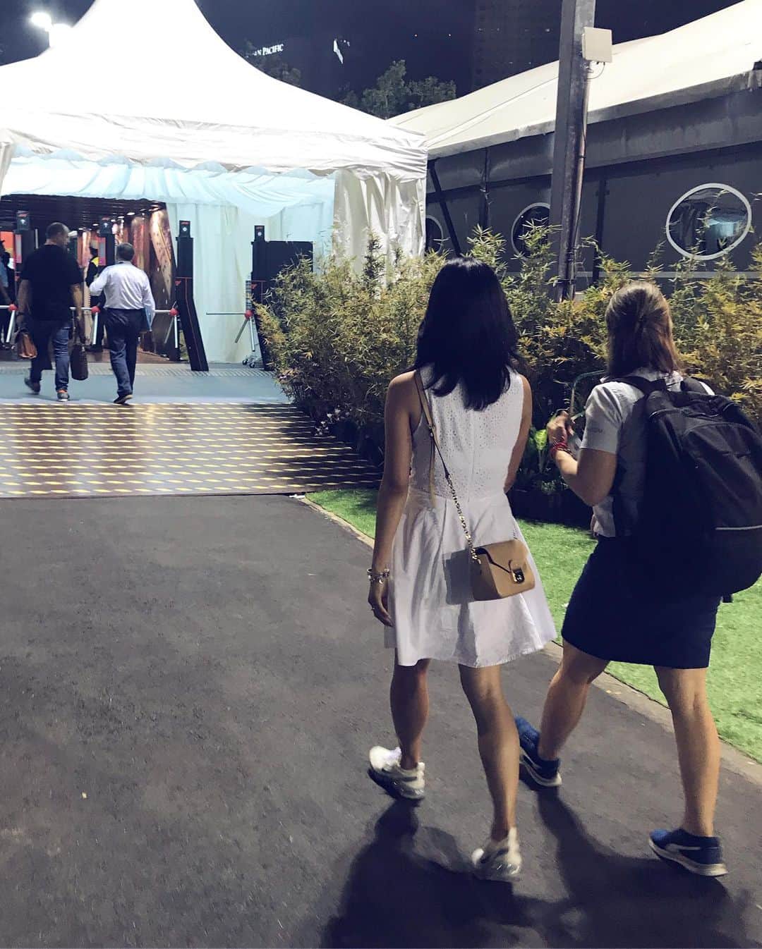 Rina Itagakiさんのインスタグラム写真 - (Rina ItagakiInstagram)「As much as I love the race, it’s the people there that make F1 extra special😍 決勝日はもちろん楽しみだけど、予選終わりに皆でお疲れ様〜ってご飯に行ける土曜が好き🏎❤️ * 忙しい中でも笑顔絶やさず、仕事を心から楽しんで働く現場の皆を見ると、真のホスピタリティとはこういうことかと気づかされます💡明日からまた仕事頑張ろっと🥳 #formulaone #fia #singaporegp #summer2019 #❤️」9月23日 17時43分 - rinakoitagaki