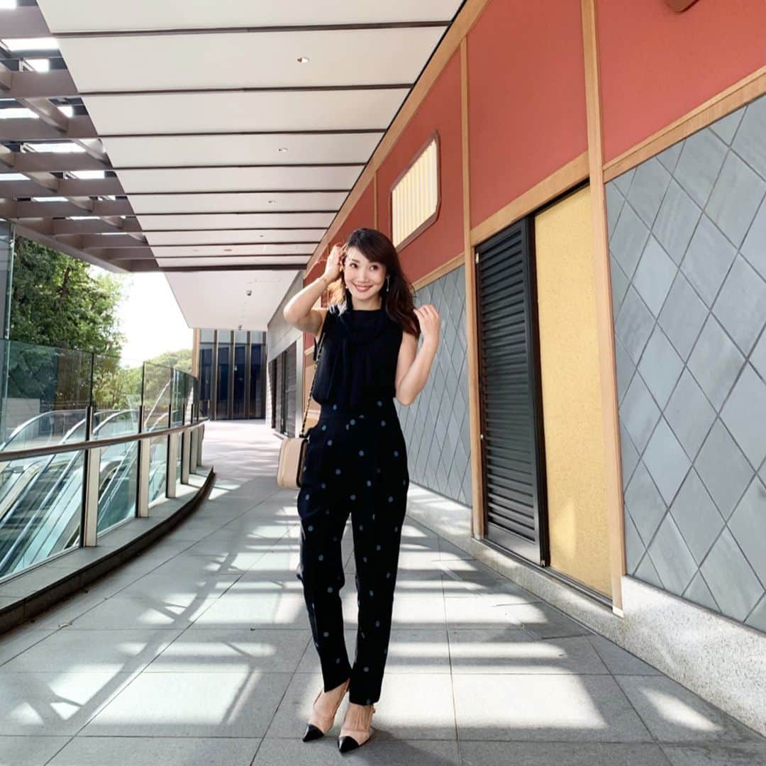 吉田美紀さんのインスタグラム写真 - (吉田美紀Instagram)「・ ・ 9月もあと1週間！というのにあつーい連休最終日！ ・ こんな日はヘビロテのアンサンブルを･:*.:+ 一度も袖を通さず肩掛けで終わりました！ ・ 突風の合間に撮ってもらったコーディネート写真📷 ・ ・ ensemble→#lialapg  pants→#zara bag→#chanel pumps→#zara ・ ・ #coordinate #outfit #ootd #look #style #fashion #wardrobe #instafashion #instagood #ensemble #ママコーデ #ママコーディネート #ママファッション #コーディネート #ファッション」9月23日 17時44分 - miki__yoshida