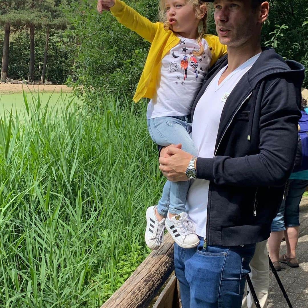 エルウィン・ムルダーさんのインスタグラム写真 - (エルウィン・ムルダーInstagram)「Happy birthday to my little princes❤️🥳🎁 can’t believe 4 years!! love you till the moon and back❤️😘」9月23日 17時50分 - official_erwinmulder