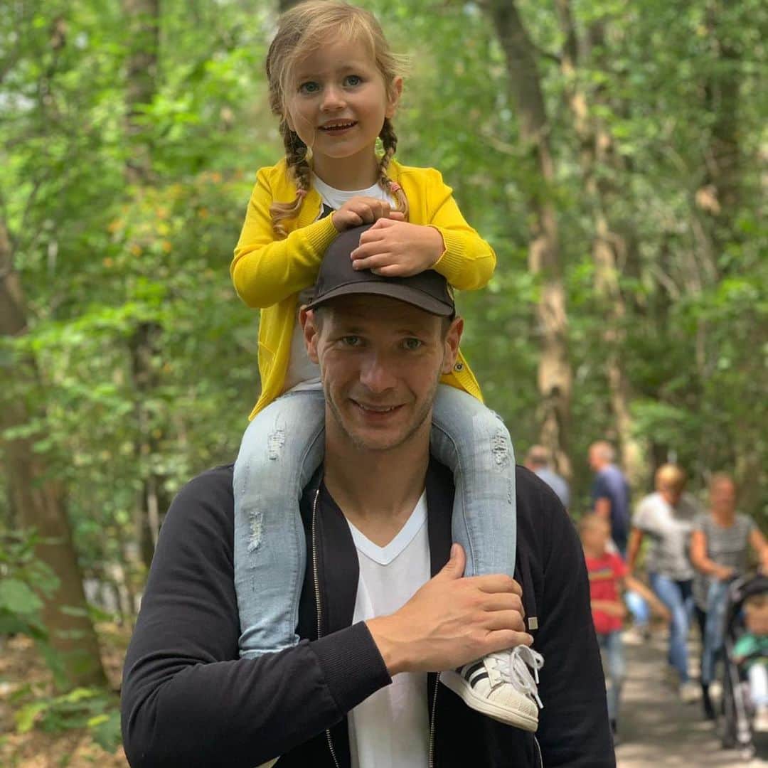 エルウィン・ムルダーさんのインスタグラム写真 - (エルウィン・ムルダーInstagram)「Happy birthday to my little princes❤️🥳🎁 can’t believe 4 years!! love you till the moon and back❤️😘」9月23日 17時50分 - official_erwinmulder