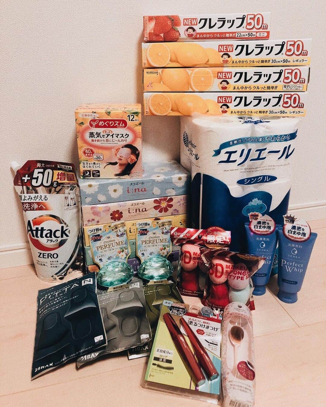阿部紫夕那さんのインスタグラム写真 - (阿部紫夕那Instagram)「. みんな増税前に何か買った？🤔 私はドンキで爆買い日本人してきちゃった🤪✌️（笑） . 一人暮らしにとってドンキは最強の味方🥰❤️ なんでも置いてるし、便利すぎん？🥺🙏 . しかも9/30までなら一部商品除いてほとんどの商品が 8%値引きになってるから実質税抜き価格でお買い物できた😻神！ 消耗品とかは特に爆買いしとかないとね🍀🍀（笑） 消耗品ってなんか載せるの恥ずかしいけど載せちゃう😂 . #ドンキ8パーチャレンジ #PR #ドンキ #爆買い #セール #増税前に #お買い物 #みんなは #何買いたい？」9月23日 17時54分 - shunatan317