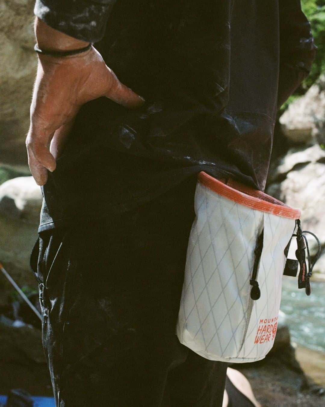マウンテンハードウェア公式さんのインスタグラム写真 - (マウンテンハードウェア公式Instagram)「耐水性と耐久性を備えたX-Pacを使用したチョークバック。  収納用の袋を備えています  After Six Chalk Bag　¥3,900+TAX  #mountainhardwear #マウンテンハードウェア #climbing #bouldering #クライミング #ボルダリング #OE8779」9月23日 18時01分 - mountainhardwear.jp