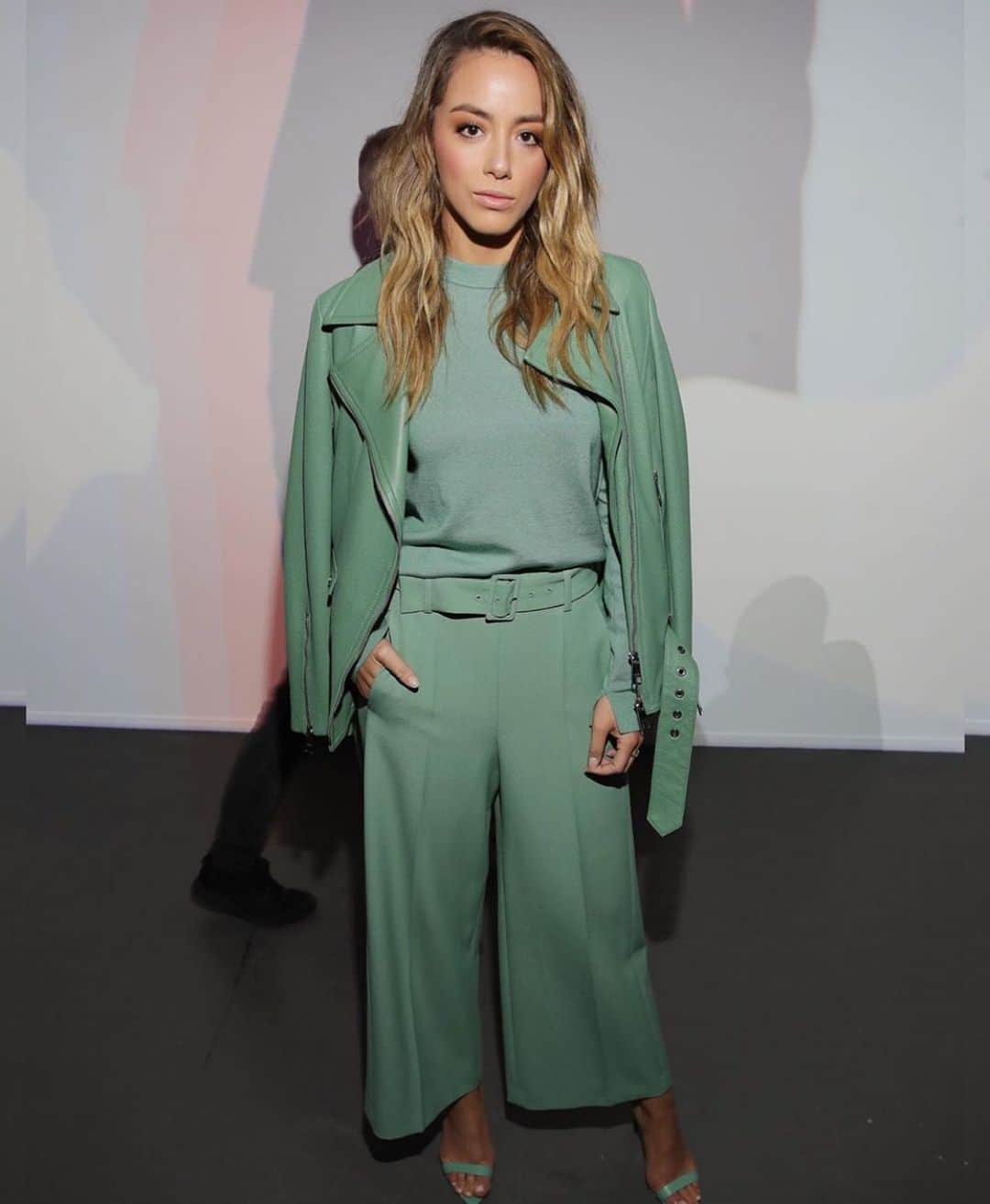 クロエ・ベネットのインスタグラム：「Thank you to @boss for making my monochromatic dreams come true.」
