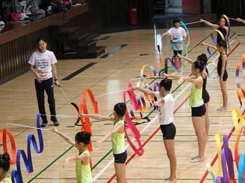 坪井保菜美さんのインスタグラム写真 - (坪井保菜美Instagram)「Olympic day lun🇯🇵 新潟のたくさんの方達とランニングやスポーツ体験、トークショーなど盛りだくさんなイベントに参加してしてきました。  去年に続き、2度目の新潟デーラン♩去年も今年も来てくれた子たくさんいて嬉しかったぁ！！ 他競技のオリンピアンの方達も集合し、楽しい時間を過ごしました。  サプライズには、テニスの松岡修造さん！！ 新潟が熱く🔥ひとつに団結しました。  新体操教室もさせて頂き、新体操経験者の子やそうでない子達も、明るく積極的に練習に参加してくれました。 もう少し体幹鍛えましょか。笑  また会えますように❤️ ・ みなさんほんとにありがとう。  選手の方や関係者の皆様、お疲れ様でした🌸  #オリンピックデーラン #デーラン  #オリンピックデーラン新潟 #新潟  #オリンピック #オリンピアン #アスリート  #スポーツ #イベント #体験 #新体操 #教室」9月23日 18時02分 - honamitsuboi