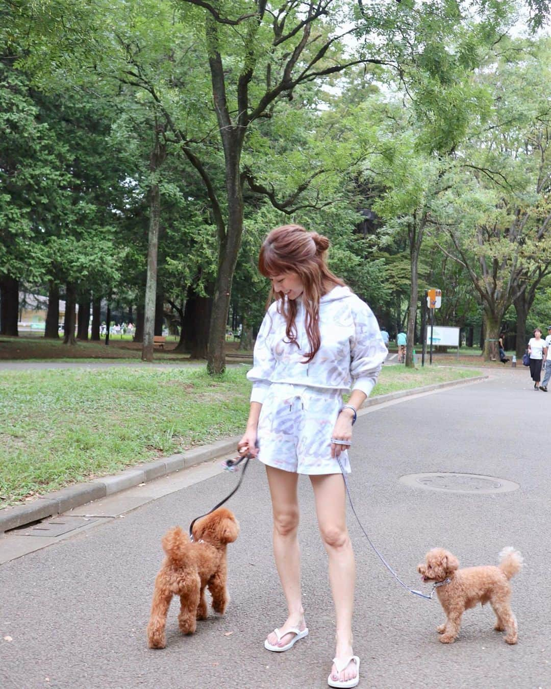 水野佐彩さんのインスタグラム写真 - (水野佐彩Instagram)「・ 休日👫🐶🐶❤️ なーんもしないのが幸せだわ🍀 ほくほく💓 インスタライブ ありがとうございました💕 朝から楽しかったー❣️ #お散歩 #代々木公園 #おさんぽデート #おさんぽコーデ #おもちとおはぎ @kithwomen #kithcocacola  今年はスウェットにした🥤❤️ 去年は水着にしたんだ〜😊 きゃわいい、、🥺❤️」9月23日 18時02分 - saaya_mizuno